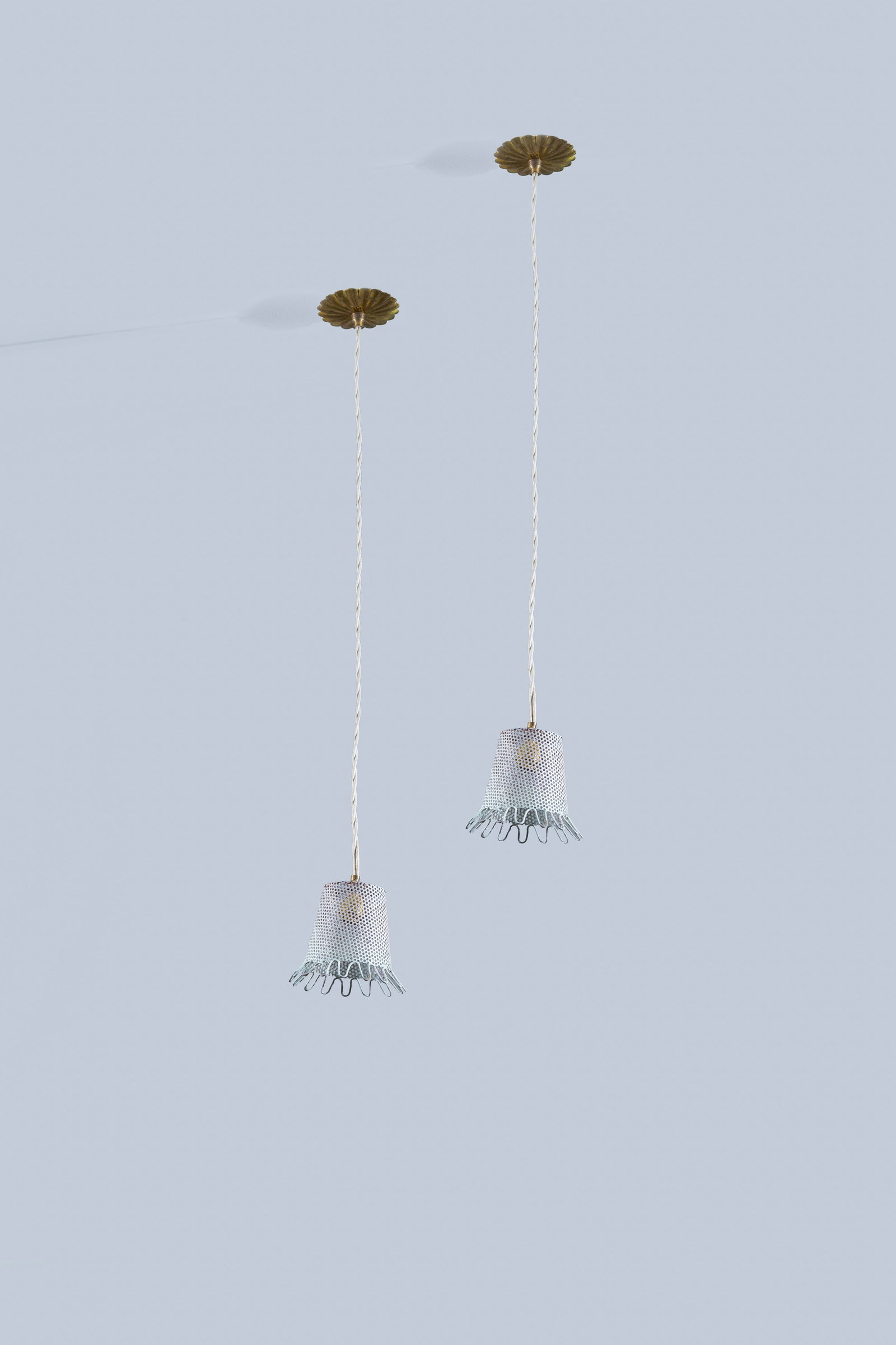 MANIFATTURA ITALIANA: Coppia di lanterne. Metallo e lamiera traforata smaltati, ottone. Italia, anni '50. cm 73x11 A PAIR OF ITALIAN CEILING LAMPS Buone condizioni. Piccole righe e segni di usura. Ossidazione. Vernice este