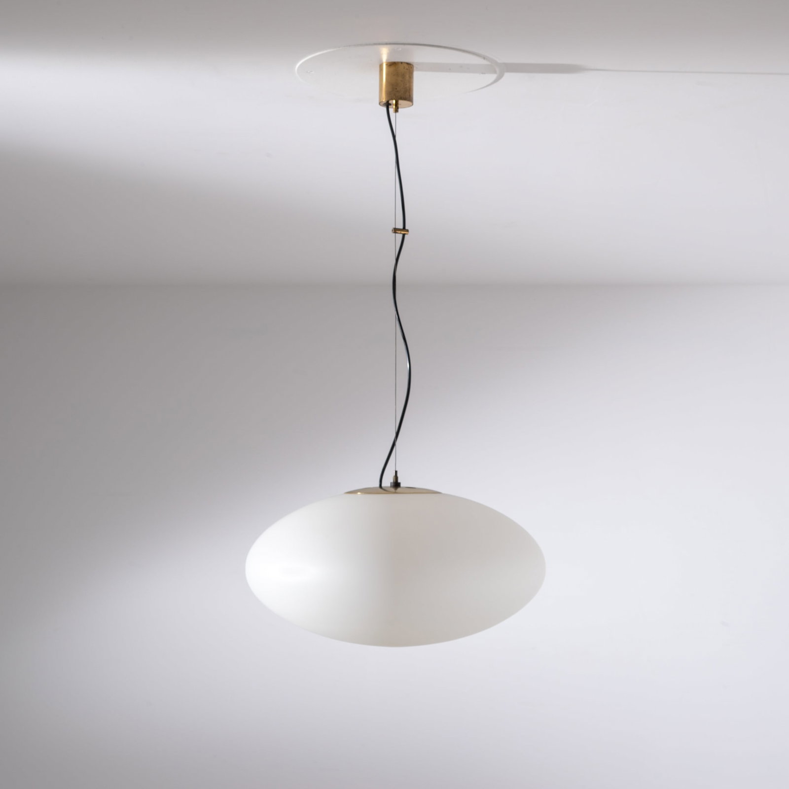 STILNOVO: Lampada a sospensione mod. 1104. Ottone, alluminio verniciato, vetro opalino satinato. Italia, anni '50. Diametro del diffusore cm 45. A CEILING LAMP BY STILNOVO Catalogo di produzione Stilnovo, pag. 