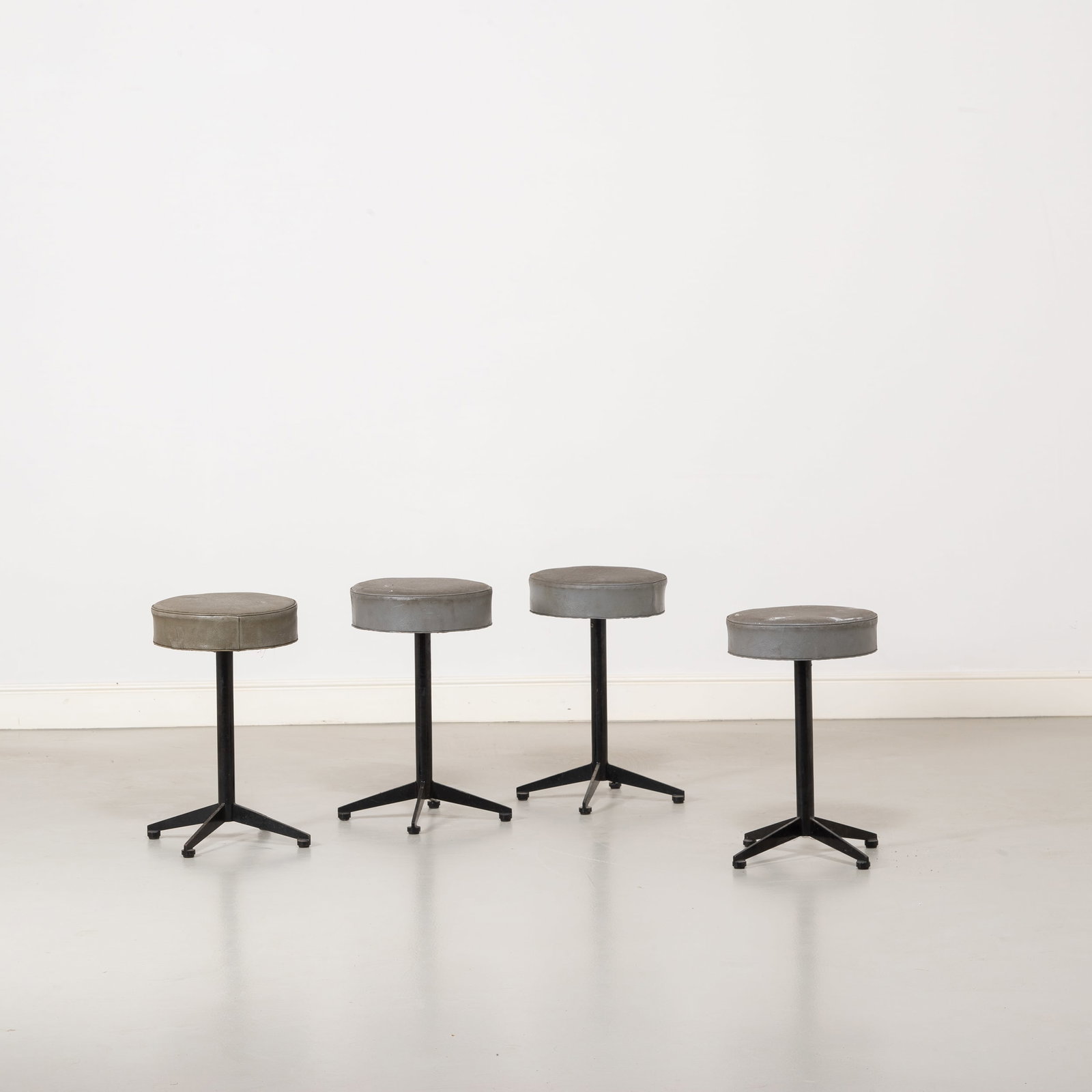 MANIFATTURA ITALIANA: Quattro sgabelli. Metallo verniciato, vinilpelle imbottita. Italia, anni'50. cm 52x32,5 FOUR ITALIAN STOOLS Buone condizioni generali. Piccole righe, leggeri graffi, normali segni di usura dovuti all'
