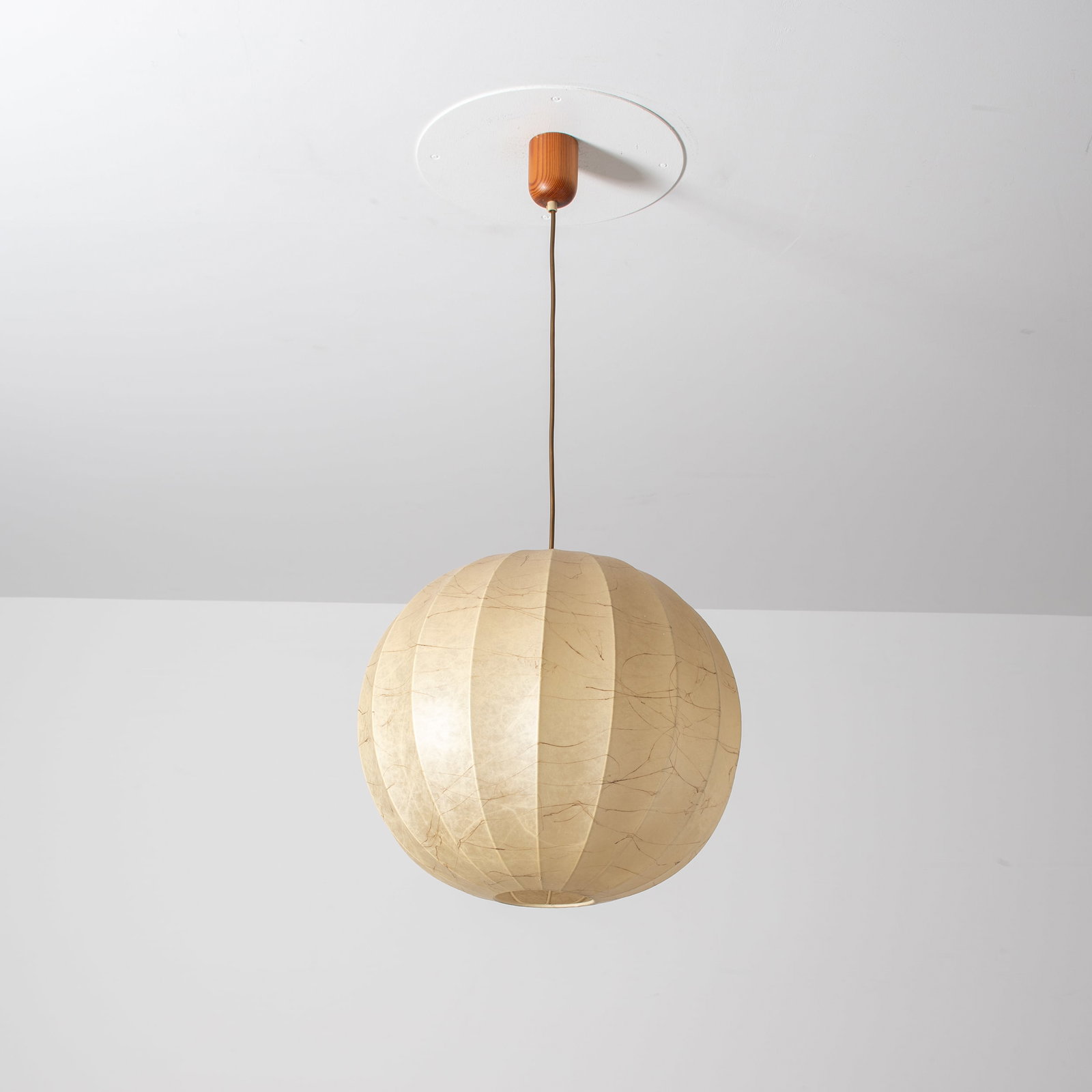 MANIFATTURA ITALIANA: Lampada a sospensione. Cocoon, legno, metallo. Italia, anni '70. diametro cm 45 AN ITALIAN CEILING LAMP Buone condizioni generali. Piccole righe, leggeri graffi, normali segni di usura dovuti all'uso 