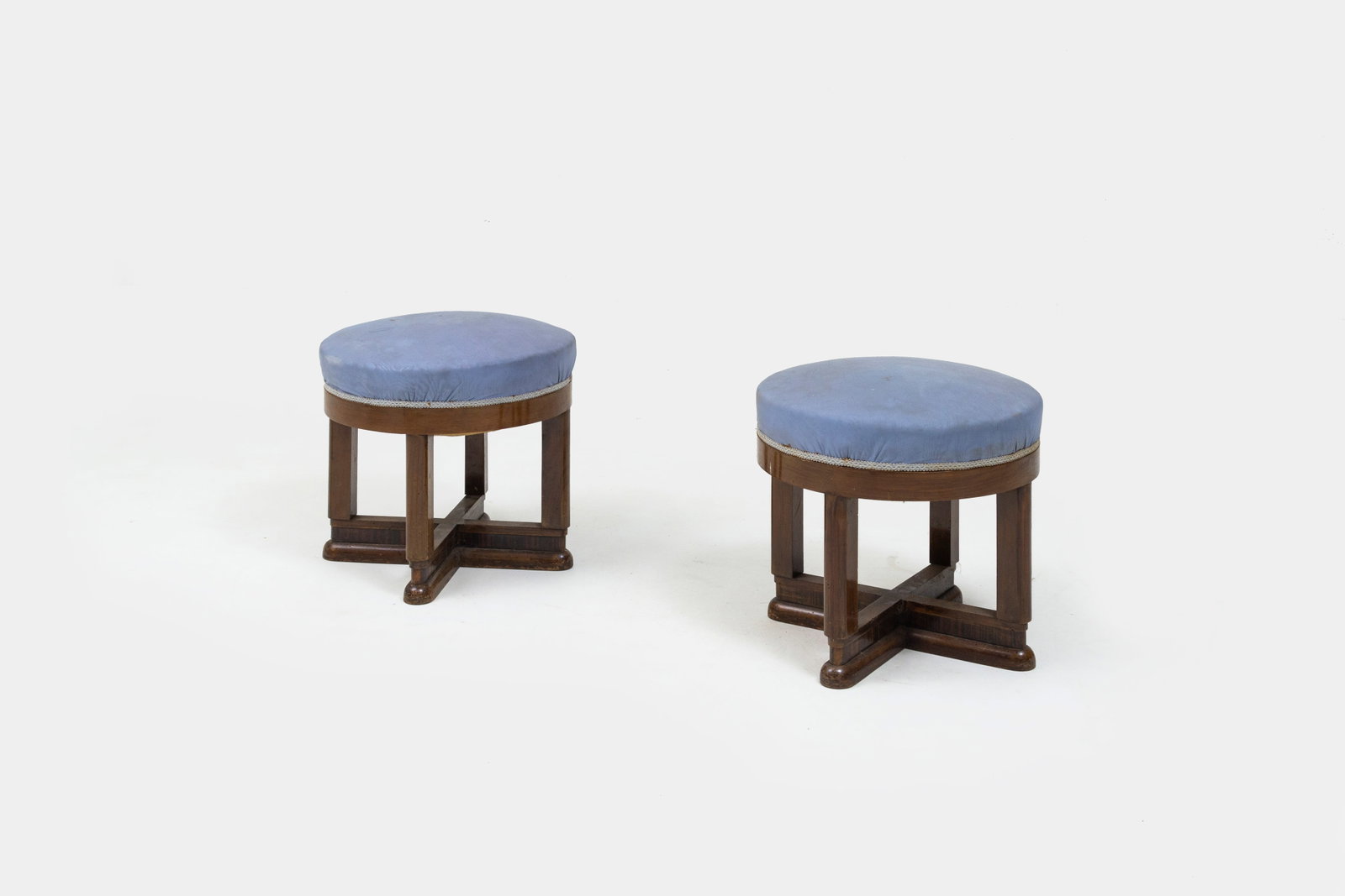 BORSANI: Due scanni. Legno di noce, tessuto imbottito. Italia, anni '30. cm 47x47 A PAIR OF OTTOMANS BY BORSANI Buone condizioni. Righe, segni di usura, piccole mancanze. Tessuto liso e con aloni, eventualment