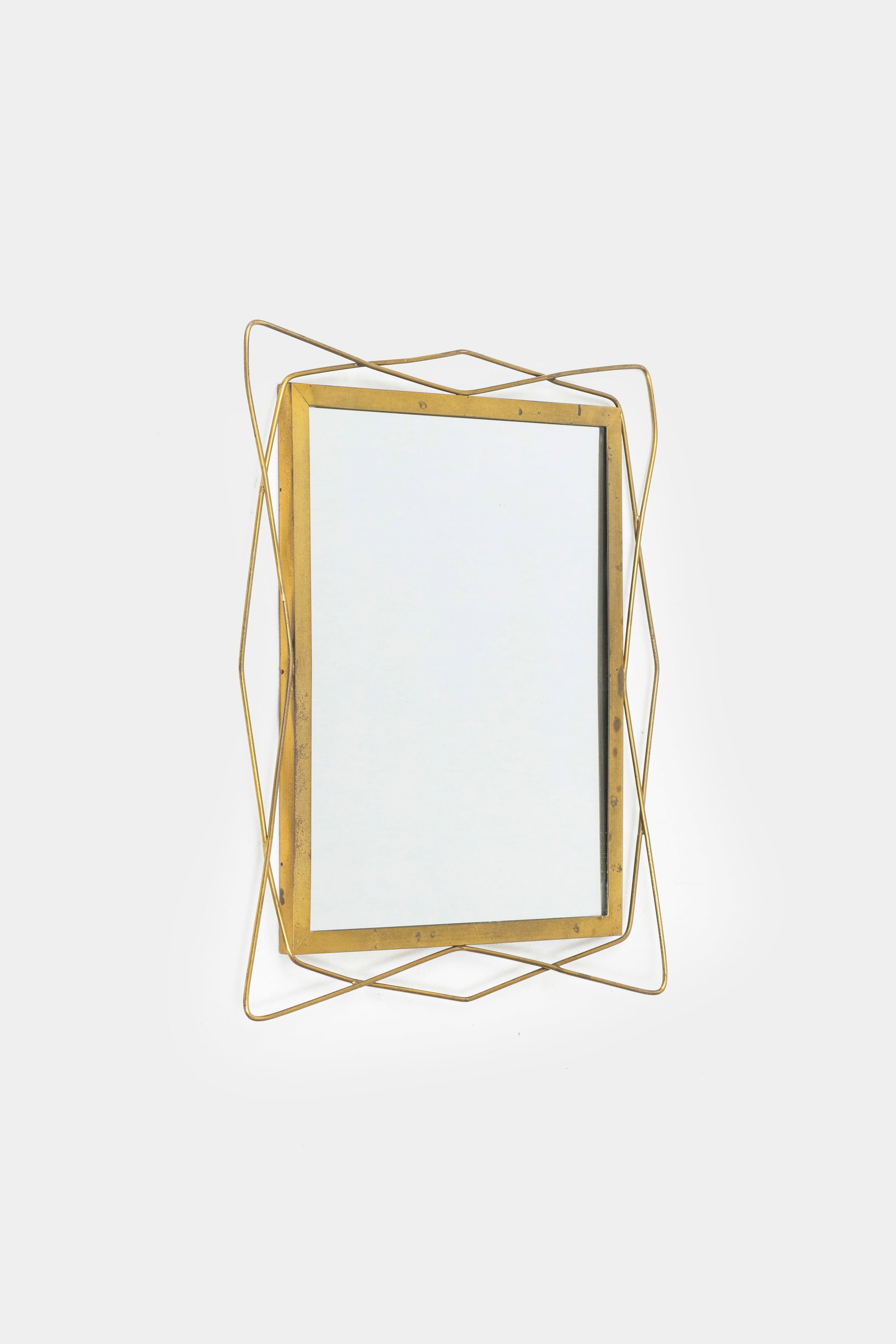 MANIFATTURA ITALIANA: Specchio. Ottone, vetro specchiato. Italia, anni '60. cm 37x32x2 AN ITALIAN MIRROR Buone condizioni. Righe, segni di usura, ossidazione.