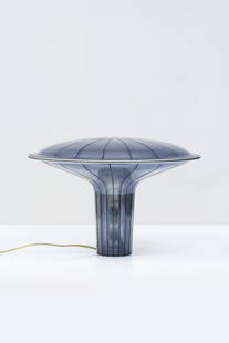 ROSS LOVEGROVE: Lampada da tavolo mod. Agaricon. Policarbonato stampato, metallo. Produzione Luceplan, 2001 ca. cm 26x41 A TABLE LAMP BY R. LOVEGROVE Buone condizioni. Piccole righe e segni di usura.