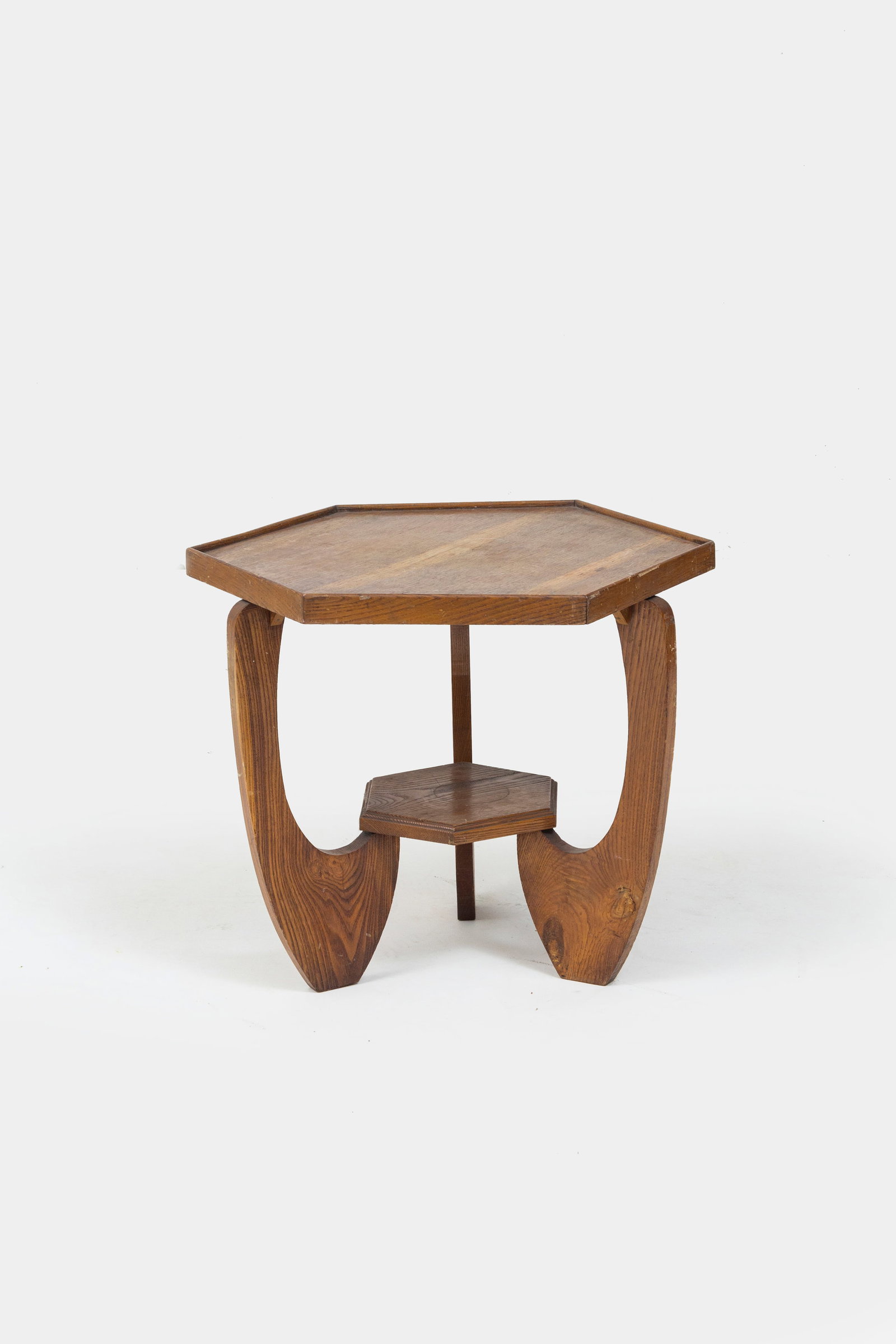 MANIFATTURA ITALIANA: Tavolino. Legno di castagno. Italia, anni '50. cm 57x69x59 AN ITALIAN COFFEE TABLE Buone condizioni. Segni di usura, piccole righe, piccole mancanze.