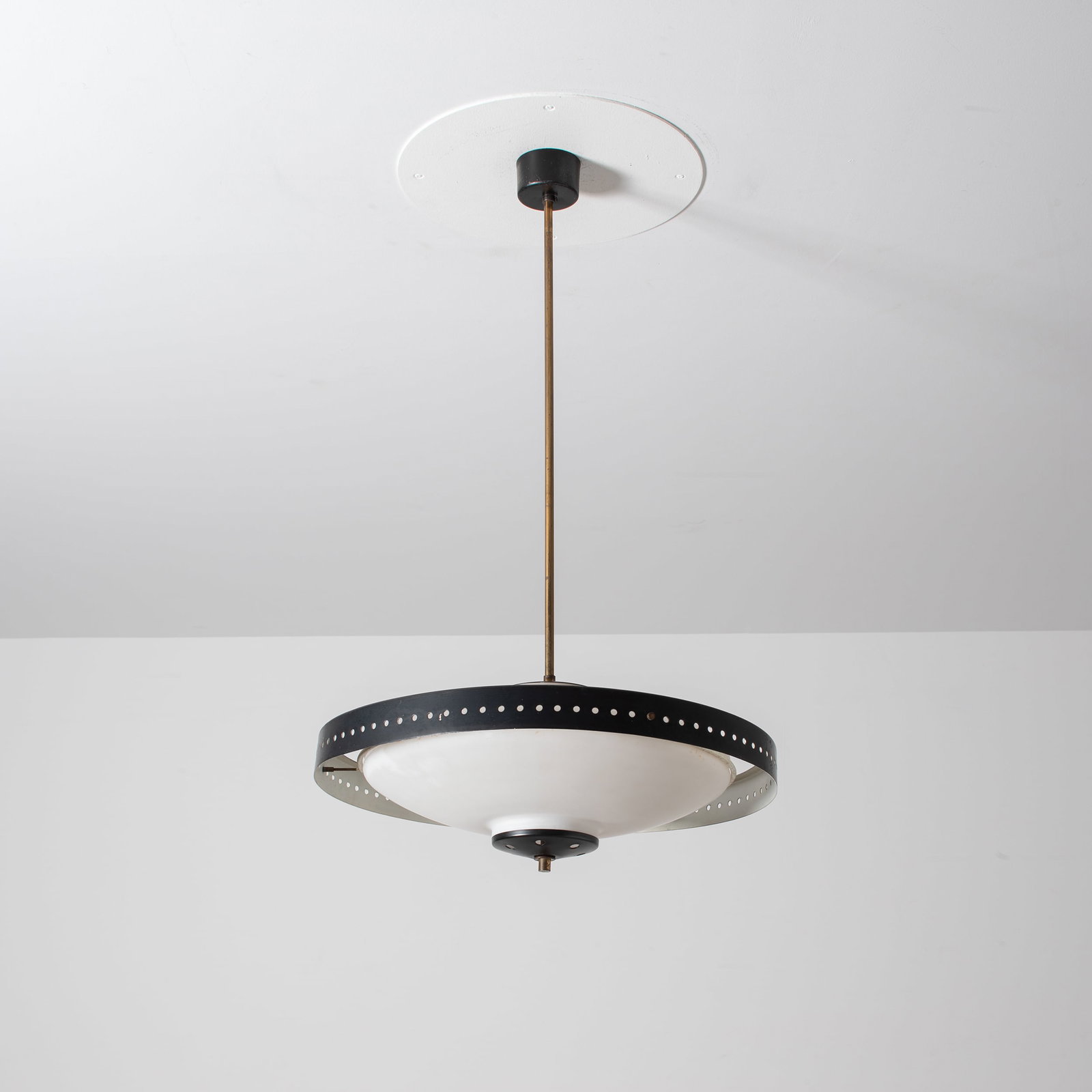 MANIFATTURA ITALIANA: Lampada a sospensione. Vetro opalino, vetro satinato, ottone, metallo verniciato. Italia, seconda metà anni '50. cm 82x50 AN ITALIAN CEILING LAMP Discrete condizioni generali. Piccole righe, legg