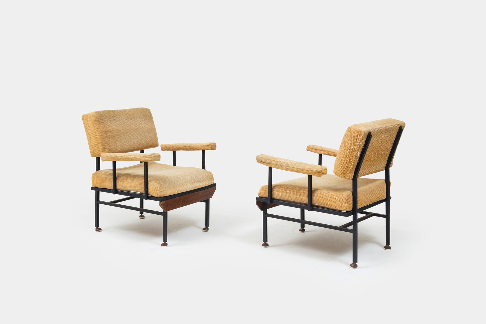 MANIFATTURA ITALIANA: Due poltrone. Metallo smaltato, legno di mogano, tessuto imbottito. Italia, anni '50. cm 80x65x65 A PAIR OF ITALIAN ARMCHAIRS Buone condizioni. Righe, segni di usura, piccole mancanze, lieve ossidazio
