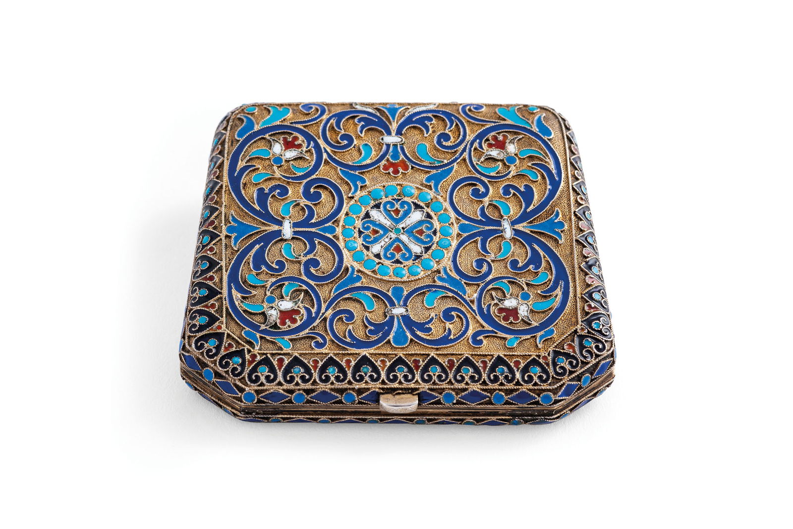 PORTA MONETE IN ARGENTO DORATO E SMALTI, RUSSIA, INIZI: DEL XX SECOLO di forma rettangolare, superficie decorata a motivi naturalistici, apparentemente senza punzoni; difetti Alt. cm 2, larg. cm 6,5, prof. cm 5,5; peso gr 95 A RUSSIAN SILVER-GILT AND CLOIS