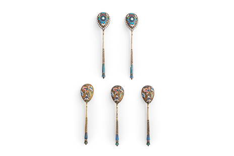 SET DI TRE CUCCHIAINI IN ARGENTO DORATO E SMALTI,: MOSCA, 1908-1917, ORAFO M. ZORIN unito AD UN ALTRO DI DUE CUCCHIAINI, ORAFO N. PAVLOV Lung. cm 10; peso gr 48 Lung. cm 10,5; peso gr 33 A RUSSIAN SILVER-GILT AND CLOISONNÉ ENAMEL SET OF THREE SPO