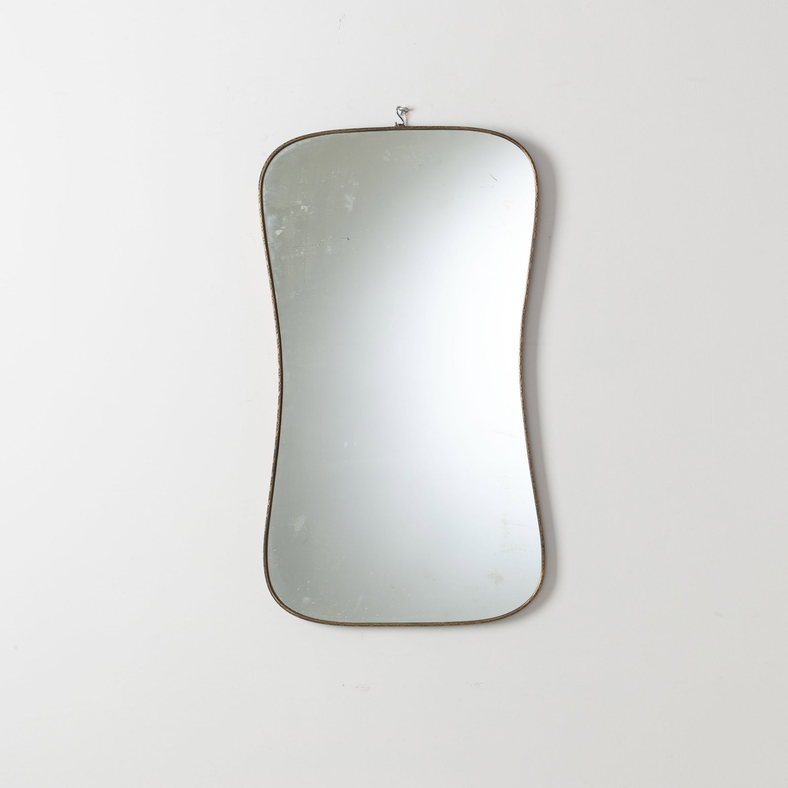 FONTANA ARTE: Specchio. Ottone, legno, cristallo specchiato. Produzione Fontana Arte anni '50. Timbro della manifattura. cm 99x56x2,5 A MIRROR BY FONTANA ARTE Buone condizioni generali. Piccole righe, leggeri graff