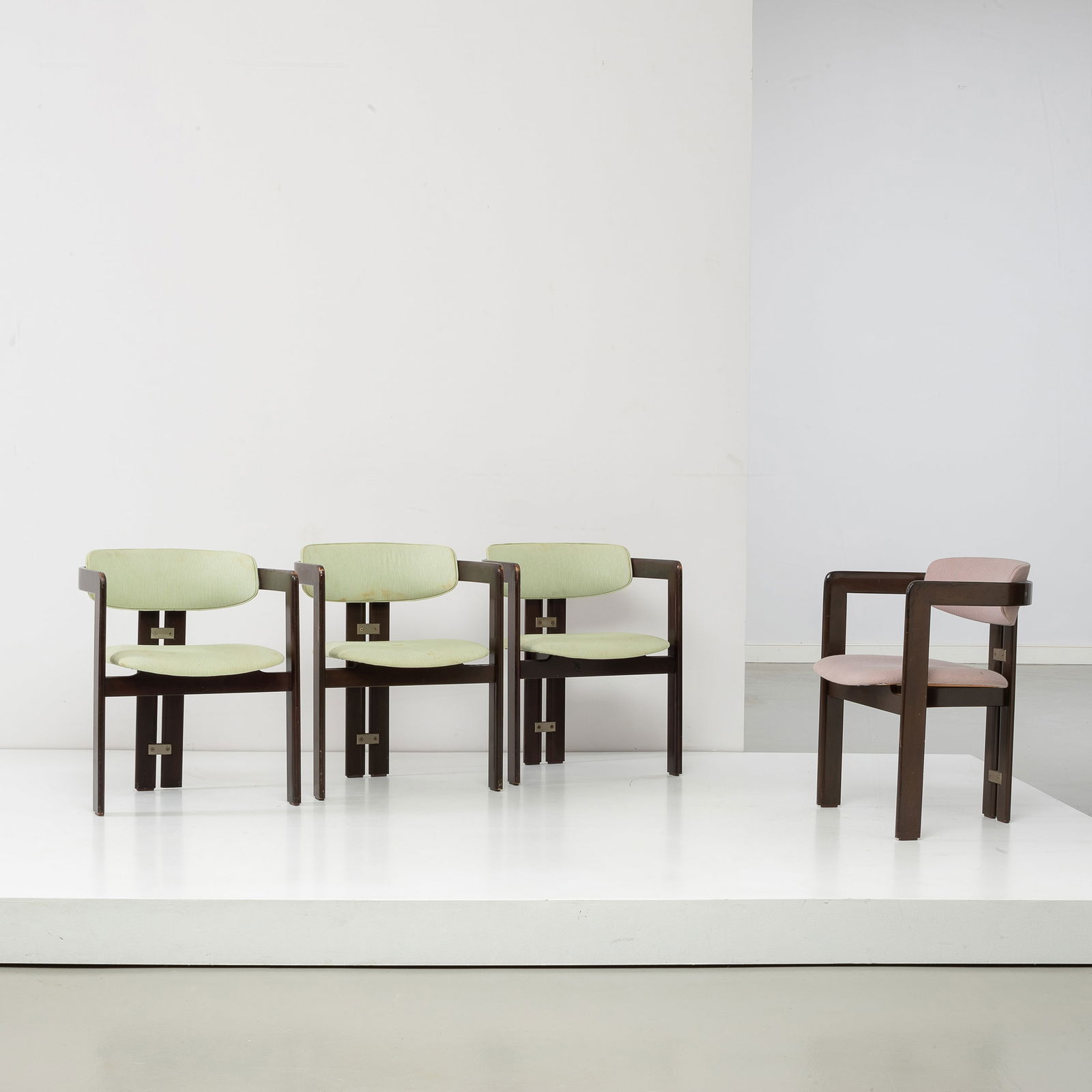 AUGUSTO SAVINI: Quattro sedie mod. Pamplona. Legno, ottone nichelato, tessuto imbottito. Produzione Giuseppe Pozzi, 1970 ca. cm 68x57x55 FOUR ARMCHAIRS BY A. SAVINI Domus n.483, febbraio 1970, p. 44. Buone condizioni
