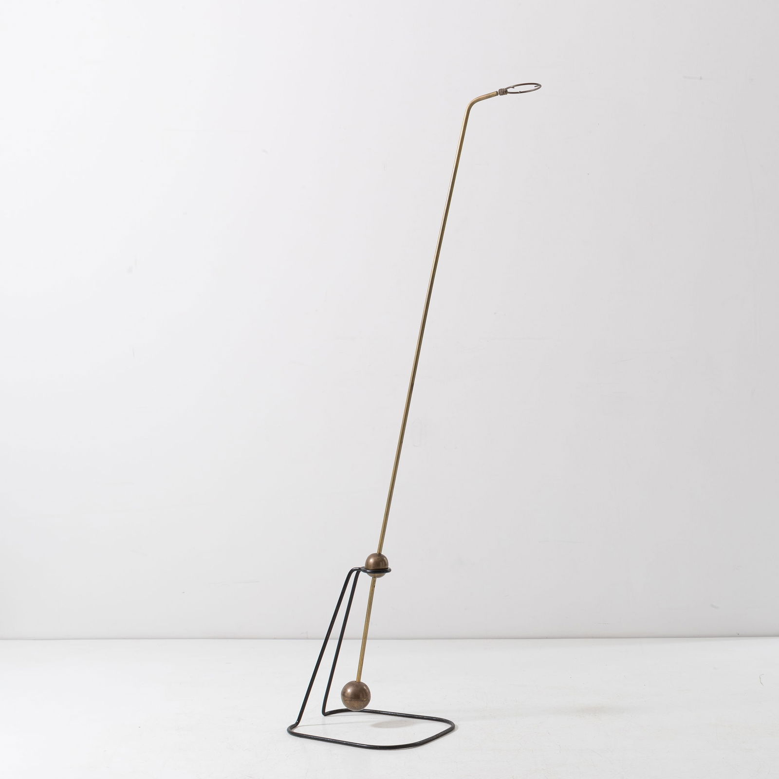 PIERRE GUARICHE: Lampada da terra mod. G2. Metallo verniciato, ottone. Produzione Disderot 1951 ca. cm A FLOOR LAMP BY P. GUARICHE Per un modello simile vedi: Pierre Guariche, L. Blaisse, Norma, 2020, pp. 43-45 The Co
