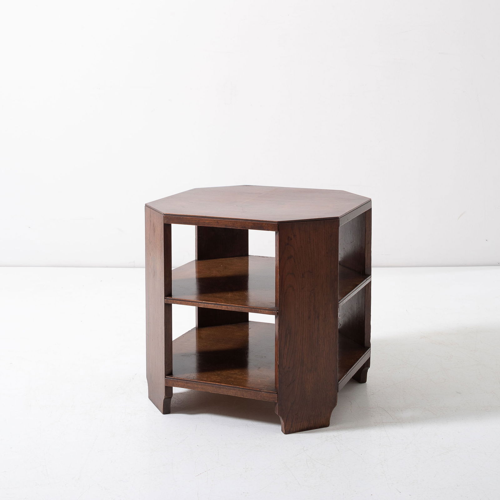 GIO PONTI: Tavolino. Legno di rovere, legno di castagno. Produzione Domus Nova, anni '30. cm 50x52x52 A LOW TABLE BY G. PONTI Cfr.: Domus n. 15 aprile 1929 p. 48 e pubblicità Domus Nova; L. Morelli, La casa