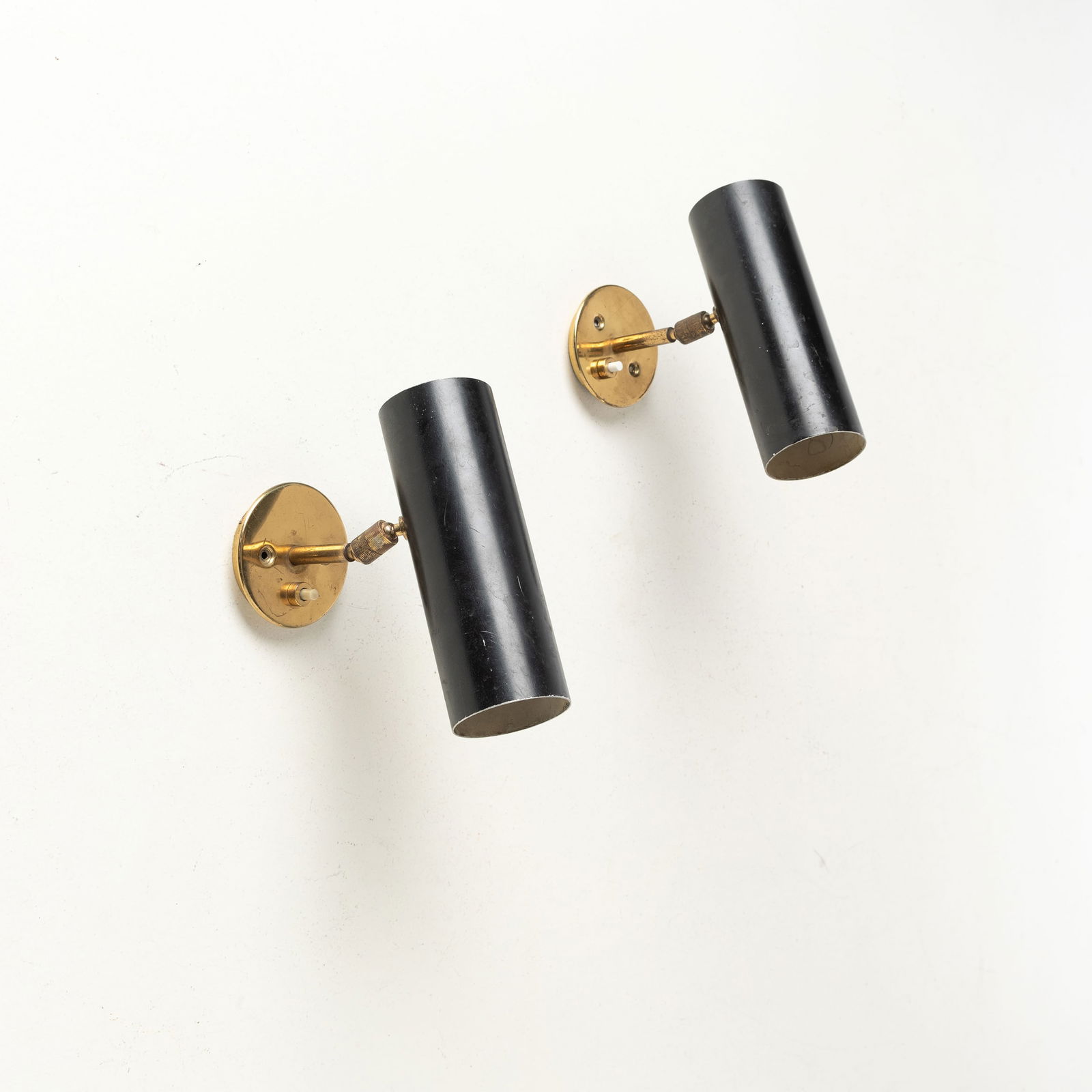 GINO SARFATTI: Coppia di lampade da parete mod. 31 B. Ottone, metallo verniciato. Produzione Arteluce, anni '50. cm 17x7,5x20 A PAIR OF WALL LAMPS BY G. SARFATTI M. Romanelli, S. Severi, Gino Sarfatti. Opere scelte