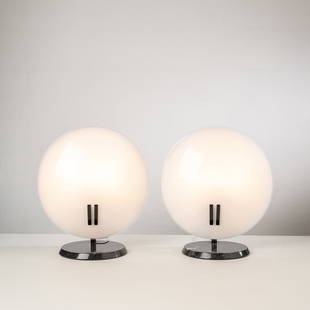 BRUNO GECCHELIN: Coppia di lampade da tavolo mod. Perla. Marmo, metallo verniciato, vetro opalino. Produzione Oluce, 1980 ca. cm 47x43 A PAIR OF TABLE LAMPS BY B. GECCHELIN Catalogo di produzione Oluce Buone condizion