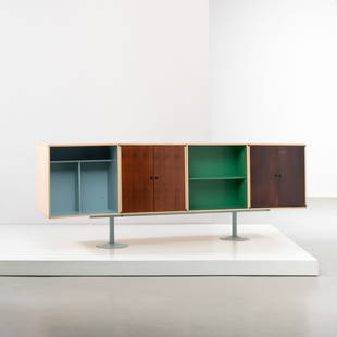 LE CORBUESIER, CHARLOTTE PERRIAND, PIERRE JEANNERET: Credenza da centro modello LC20 della serie 'Casiers Standard 1935'. Metallo verniciato, legno laccato. Produzione Cassina 1978 ca. Timbro del produttore. cm 113x300x75 A SIDEBOARD BY LE CORBUESIER, C