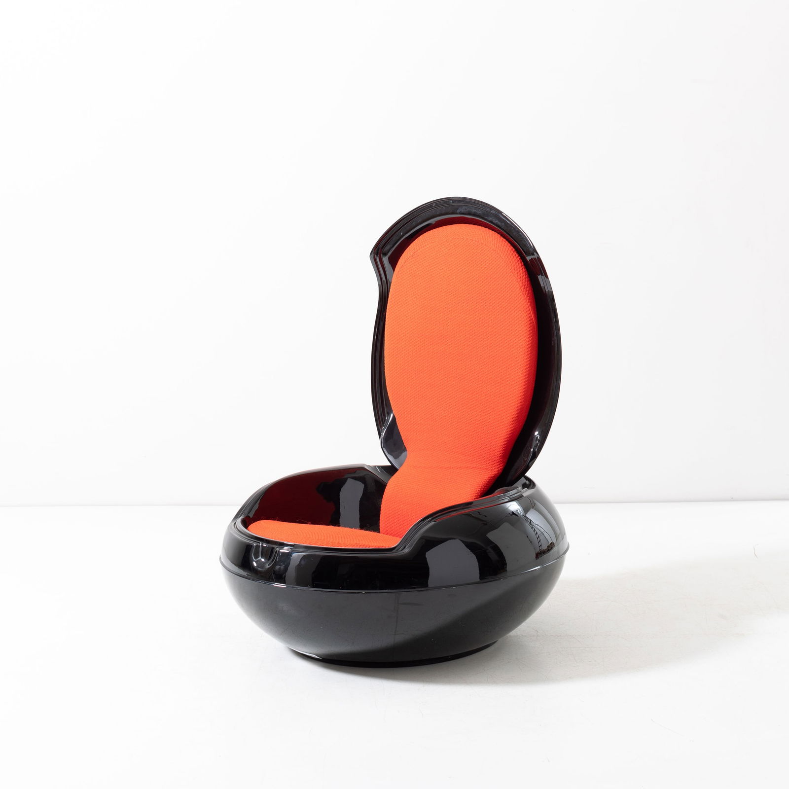 PETER GHYCZY: Poltrona da esterno mod. Garden Egg. Scocca in fibra di vetro, interno con imbottitura rivestita in tessuto. Produzione Reuter Product Design GmbH 1968. aperta cm 105x70x80 AN ARMCHAIR BY P. GHYCZY C