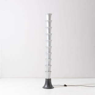 MATTEO THUN: Lampada da terra mod. Hollywood. Metallo verniciato, elementi in alluminio. Produzione Tronconi anni '80. altezza cm 177 A FLOOR LAMP BY M. THUN Buone condizioni. Segni di usura, piccole righe, trascu