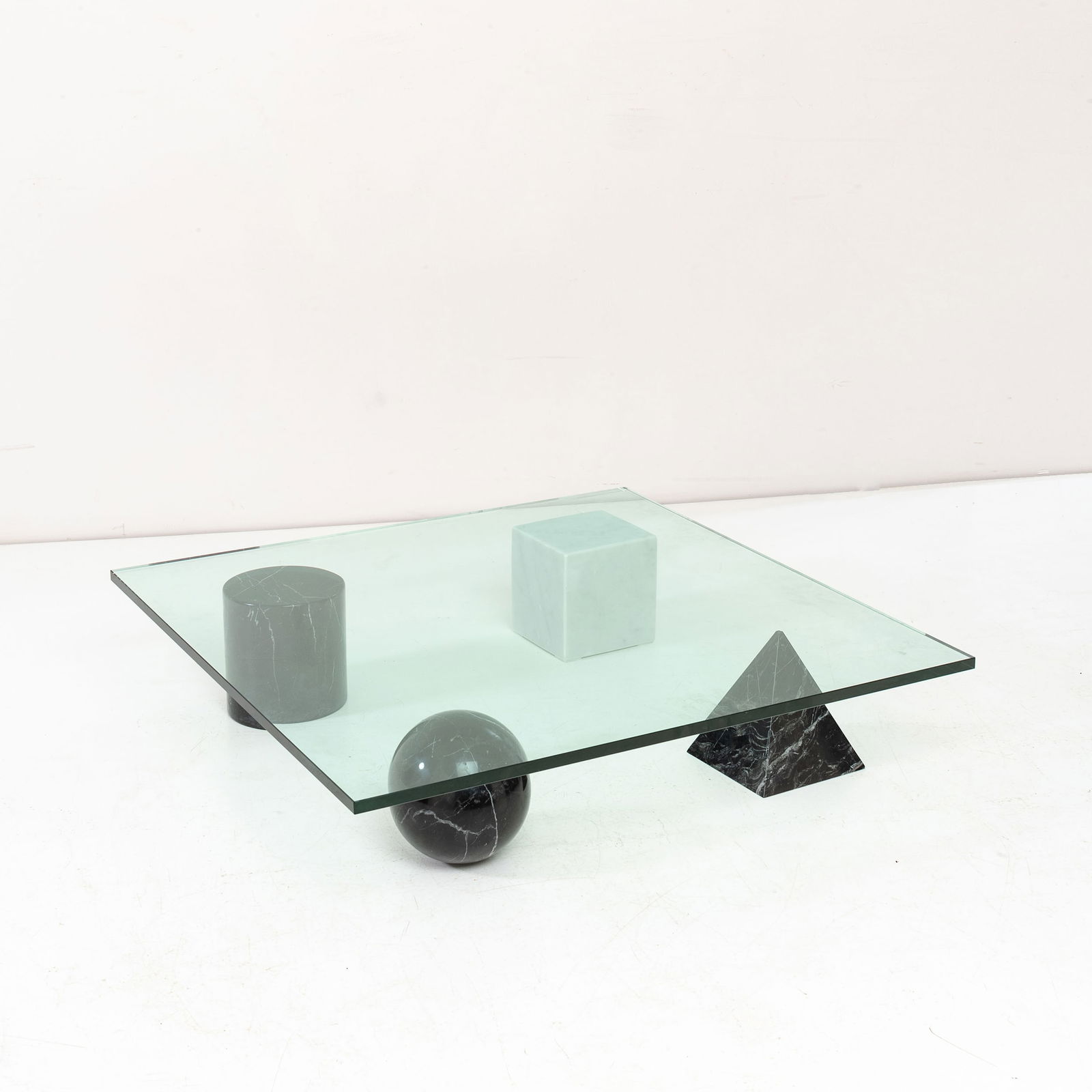 MASSIMO & LELLA VIGNELLI: Tavolino modello Metafora. Marmo, cristallo molato. Produzione Casigliani 1985 circa cm 22x100x100 A LOW TABLE BY L. M. VIGNELLI G. Gramigna, Repertorio del design italiano per l'arredamento domestico