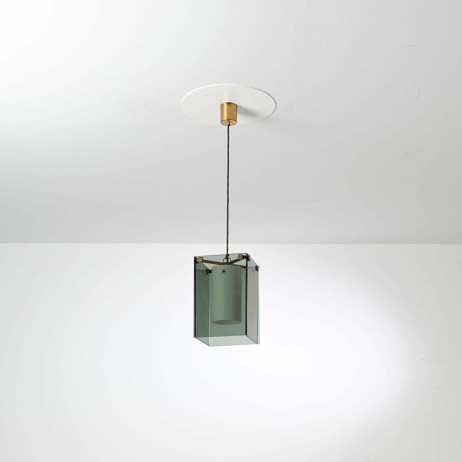 MAX INGRAND: Lampada a sospensione modello 2211. Ottone, vetro satinato, cristallo molato. Produzione Fontana Arte anni '50 Diffusore cm 30x19x20 A CEILING LAMP BY M. INGRAND Buone condizioni generali. Piccole rig