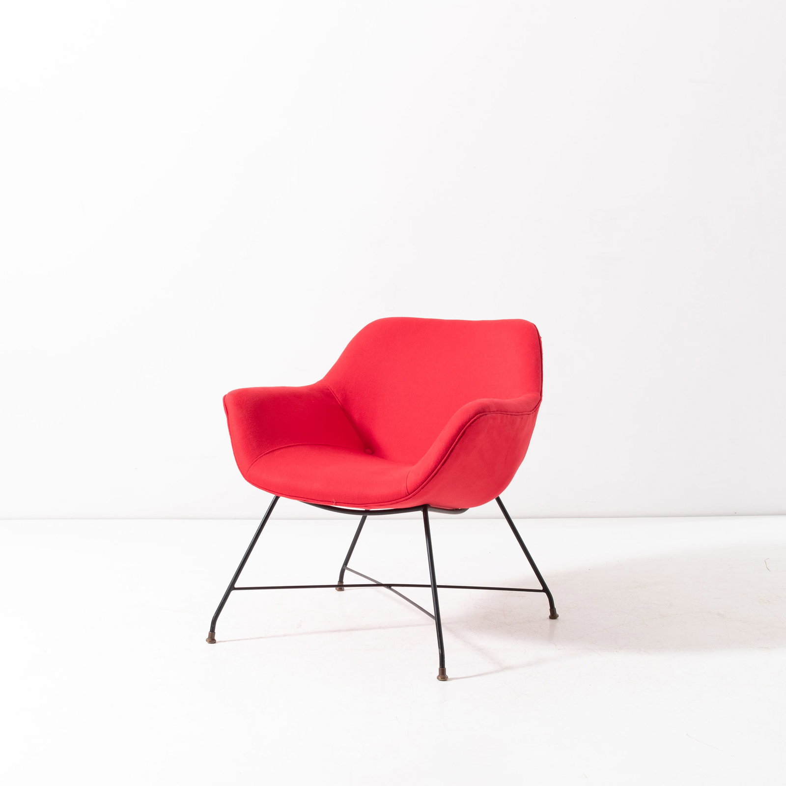 AUGUSTO BOZZI: Poltrona mod. Iberis. Legno, tondino metallico laccato, tessuto imbottito, ottone. Produzione Saporiti, Italia, 1960 ca cm 70x67x67 AN ARMCHAIR BY A. BOZZI Catalogo di produzione Saporiti. Buone condi