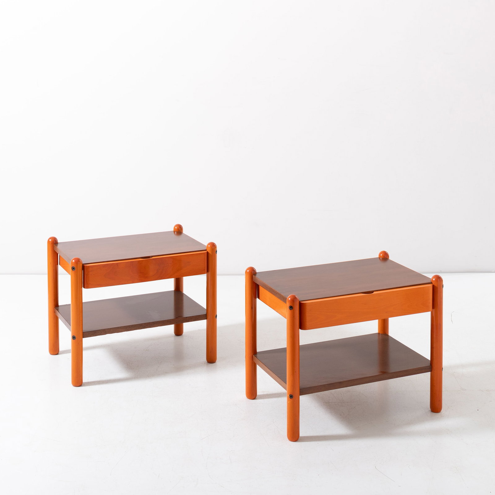 VICO MAGISTRETTI: Coppia di comodini. Legno esotico, legno titnto all'anilina, metallo. Italia, 1960 ca cm 48x58x40 A PAIR OF BEDSIDE TABLES BY V. MAGISTRETTI Buone condizioni generali. Piccole righe, leggeri graffi, n