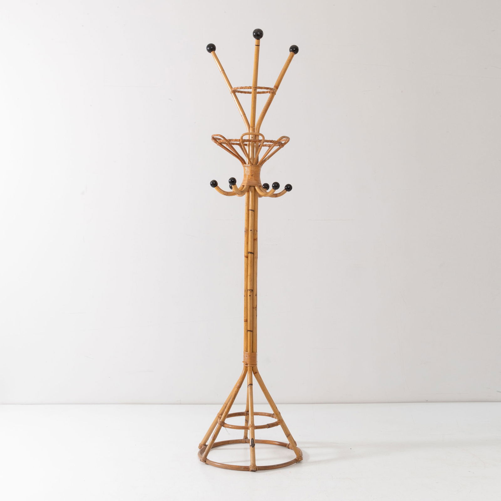 FRATELLI CASTANO: Appendiabiti. Bamboo, legno ebanizzato, midollino intrecciato. Italia anni '50 cm 210x40 A COAT HANGER BY FRATELLI CASTANO Buone condizioni generali. Normali segni di usura, piccole righe, lieve ossid