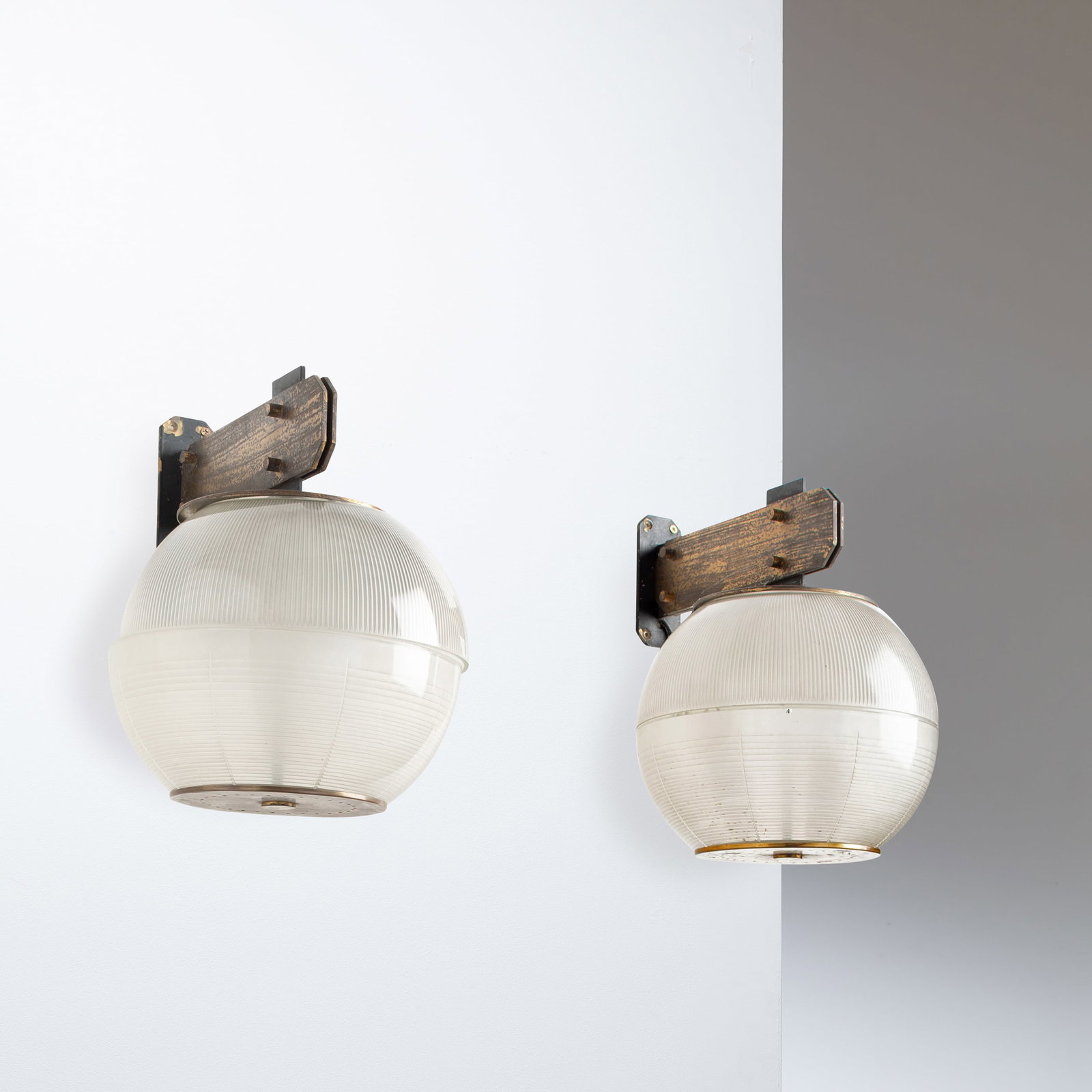 GRECO: Coppia di lampade da parete mod. Feltre. Ottone, legno di teak, vetro pressato. Produzione Greco anni '50. m 35x22x30 cm 35x26x30 A PAIR OF WALL LIGHTS BY GRECO Catalogo di produzione Greco Buone cond