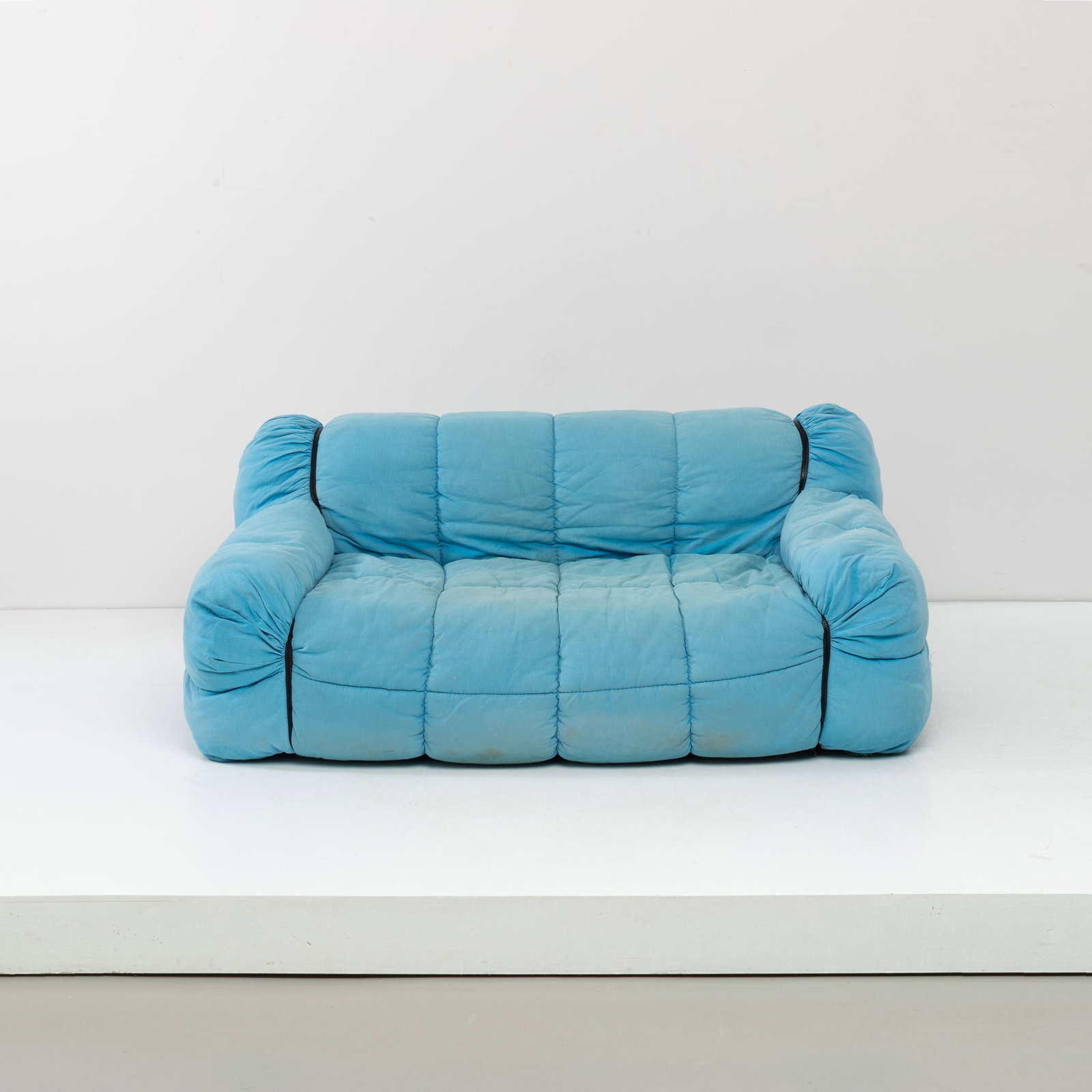 CINI BOERI: Divano modello Strips. Struttura in legno su ruote, imbottita e rivestita in tessuto. Etichetta del produttore. Produzione Arflex 1970 circa. cm 63x143x90 A SETTEE BY C. BOERI Domus n.527 ottobre 1973