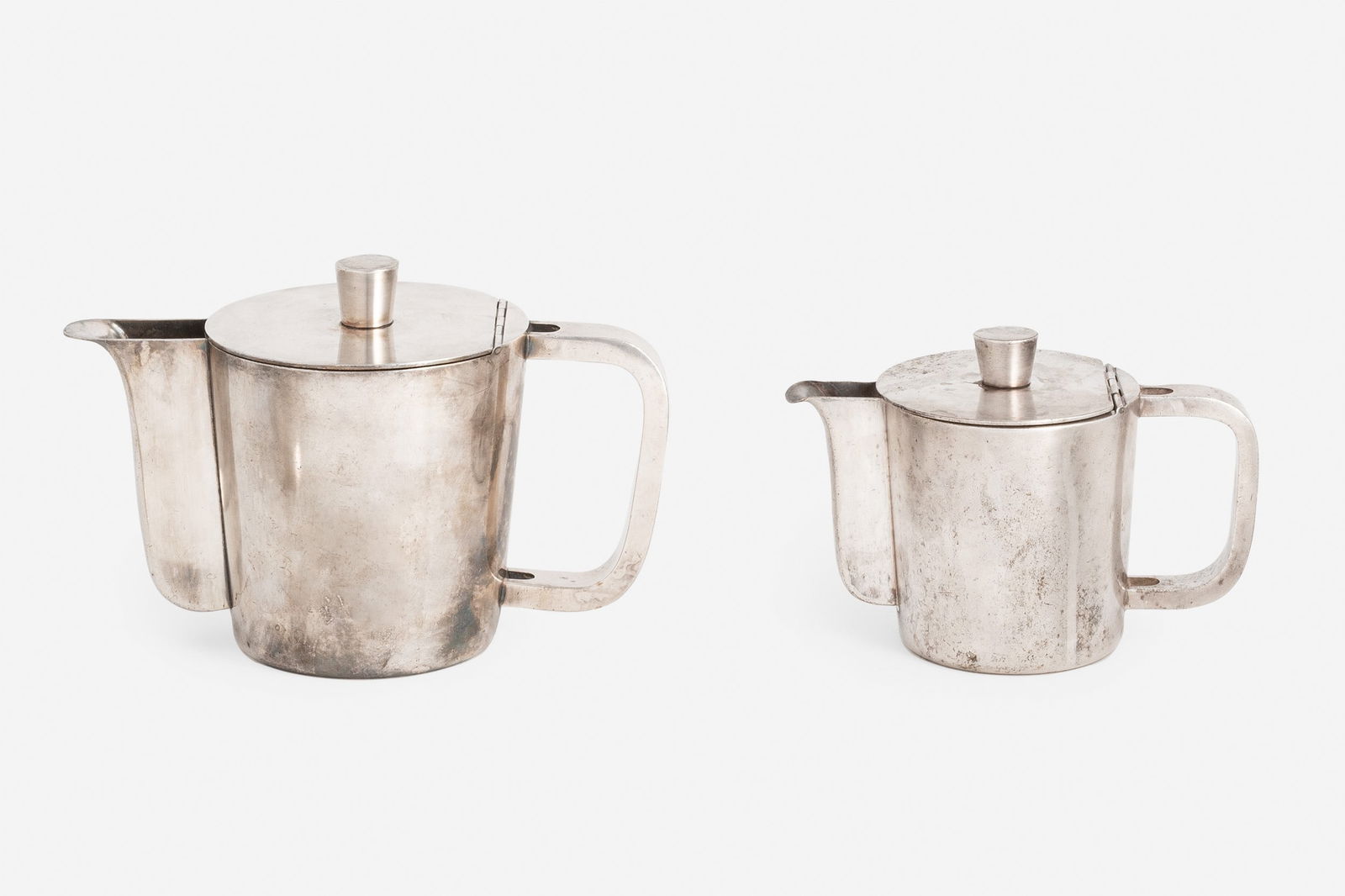 GIO PONTI: Coppia di teiere. Alpacca argentata. Produzione Krupp Milano anni '30. Punzone sotto la base. cm 15x17x10 cm 14,5x22,5x12,5 A PAIR OF TEAPOTS BY G. PONTI L. Falcone, Interni, oggetti, disegni (1920-19