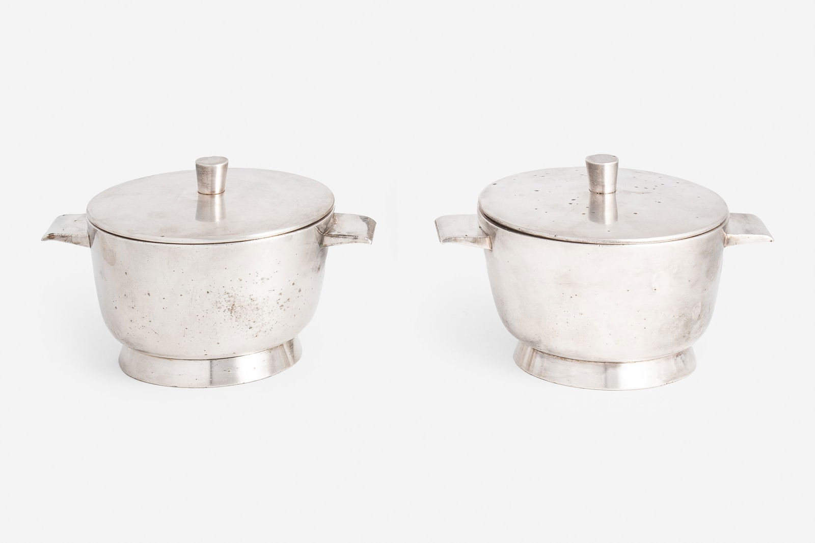 GIO PONTI: Coppia di zuccheriere. Alpacca argentata. Produzione Krupp Milano anni '30. Punzone sotto la base. cm 12x19x14 A PAIR OF SUGAR BOWLS BY G. PONTI Buone condizioni generali. Piccole righe, leggeri graff