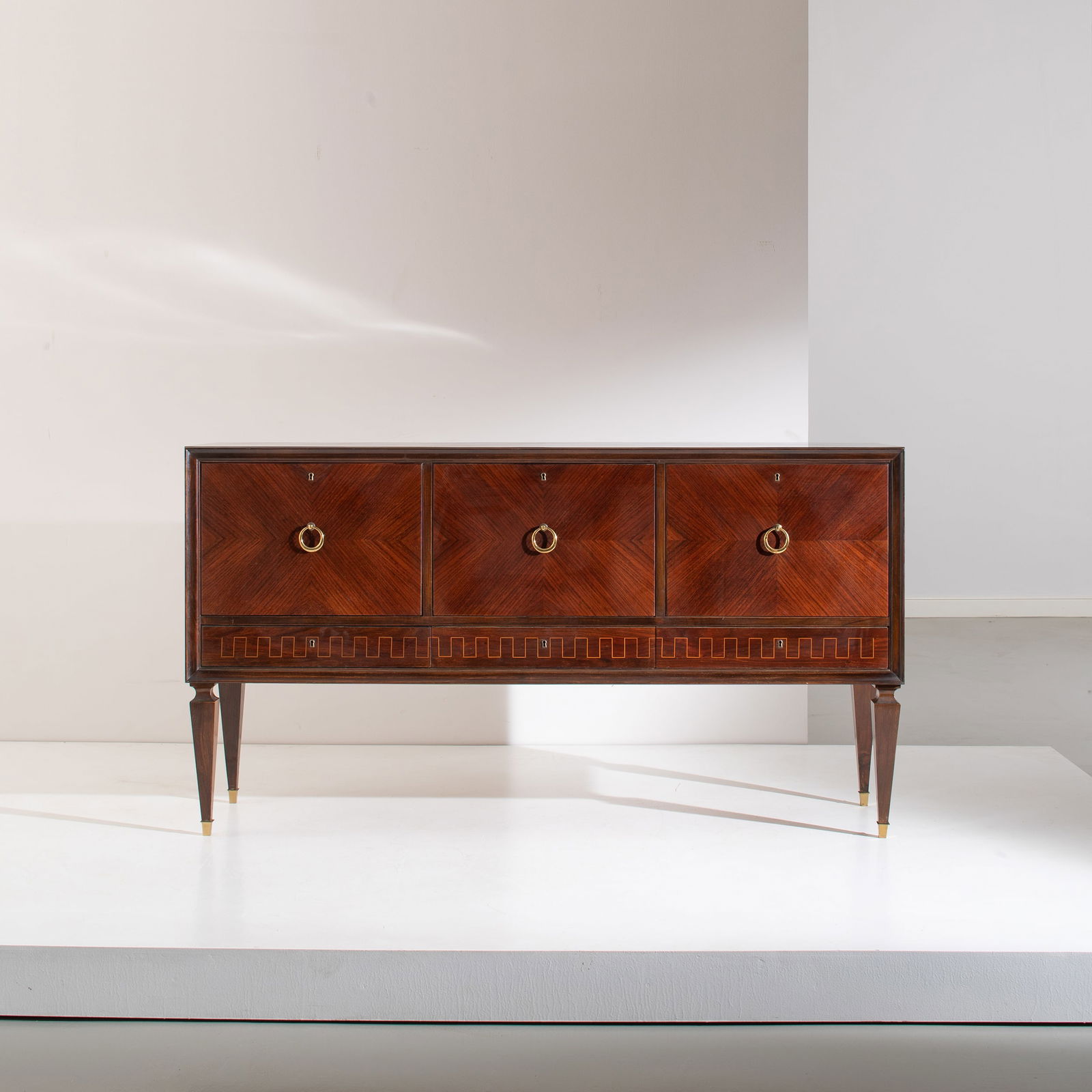 PAOLO BUFFA (ATTRIB. A): Credenza. Legno impiallacciato in legni vari, ottone. Italia anni '50. cm 102x185x53 A CABINET ATTRIBUTED TO P. BUFFA Buone condizioni generali. Piccole righe, leggeri graffi, normali segni di usura d