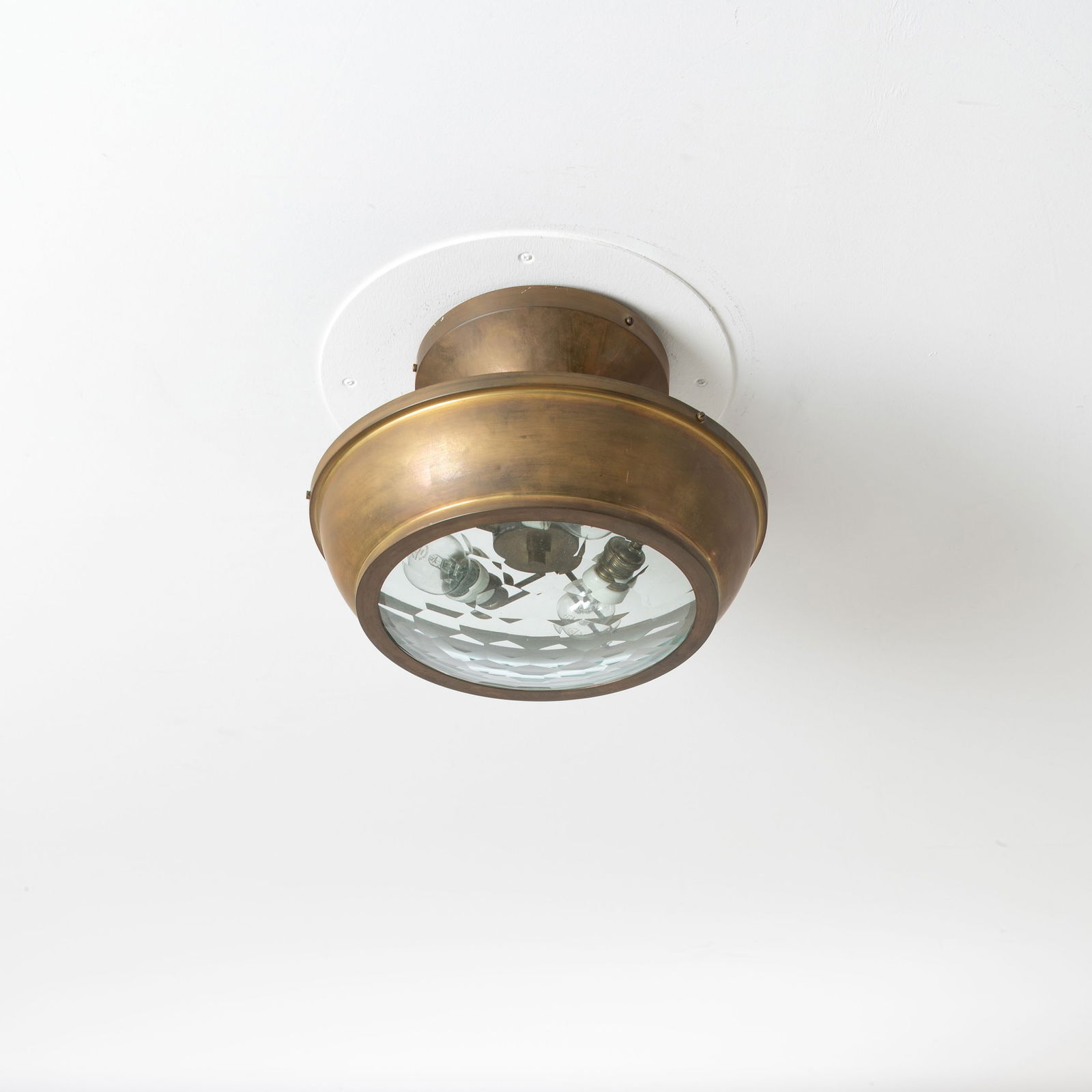 OSCAR TORLASCO (ATTRIB. A): OSCAR TORLASCO (ATTRIB. A) Lampada a plafone. Ottone, vetro curvato e molato a gemma. Produzione Lumi anni '50. cm 27x38 A CEILING LAMP ATTRIBNUTED TO O. TORLASCO Buone condizioni generali. Piccole ri