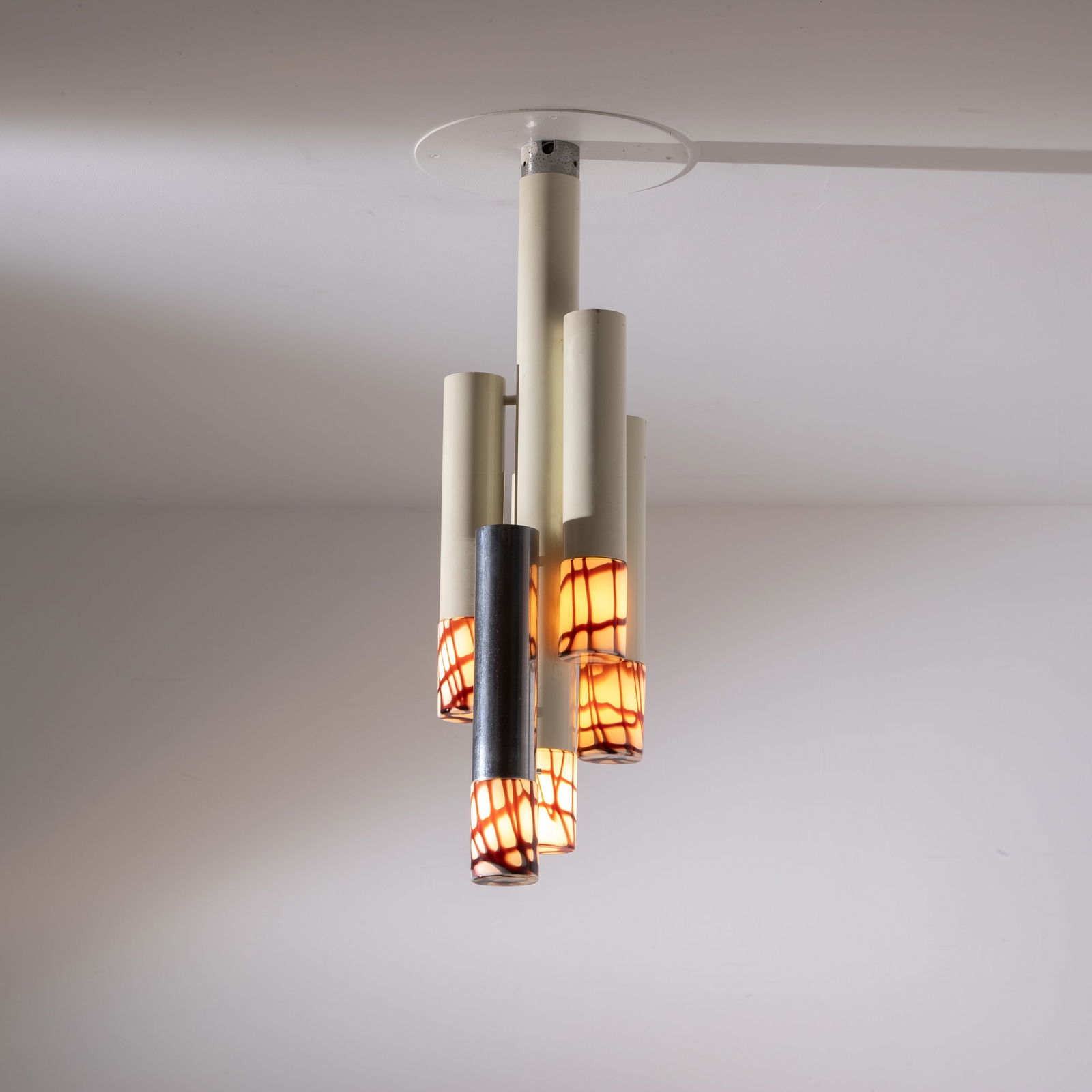 ANGELO BROTTO: Lampada a sospensione. Metallo verniciato, metallo cromato, vetro vetro stampato con applicazioni di filo colorato. Produzione Esperia anni '60. cm 100x30 A CEILING LAMP BY A. BROTTO Buone condizioni