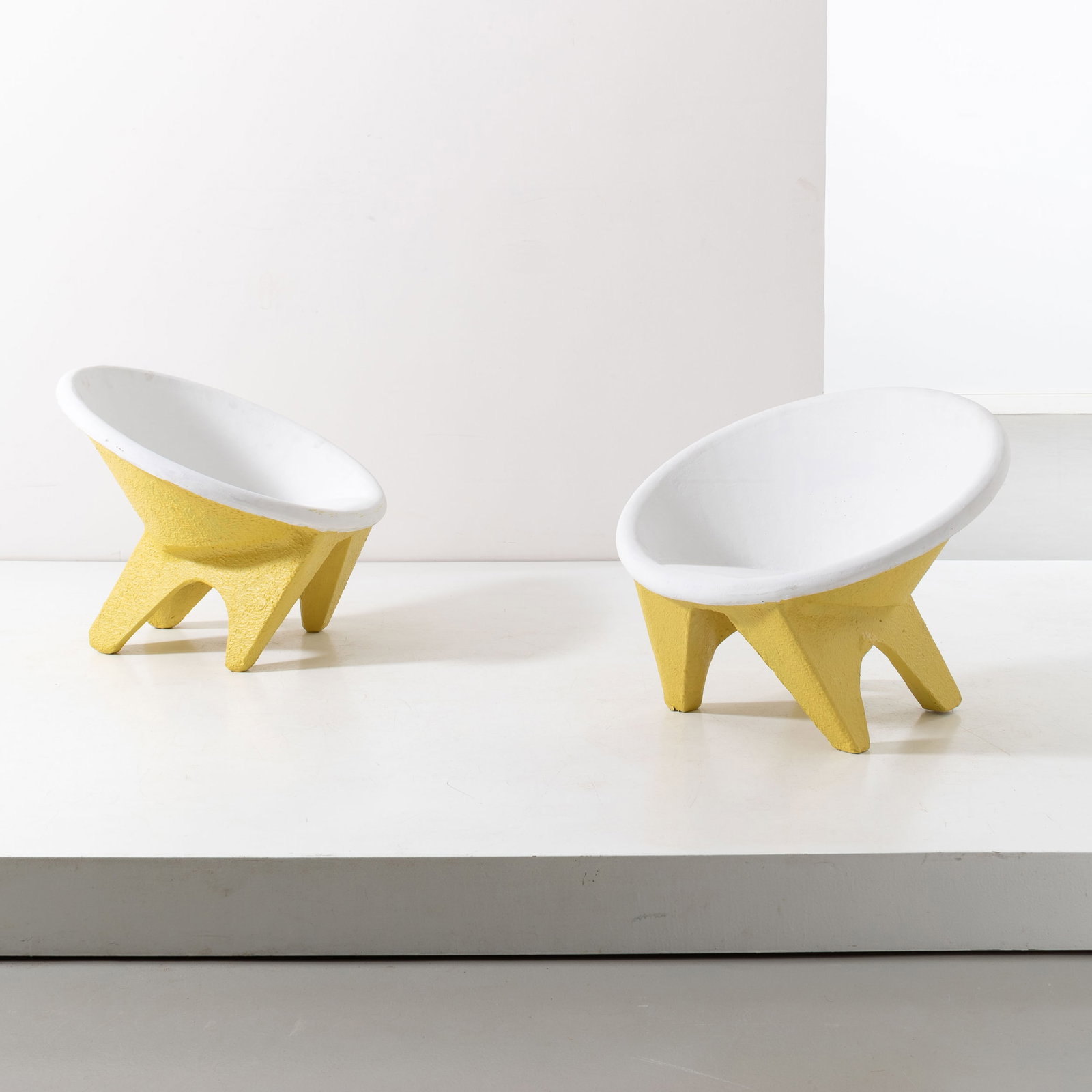 WILLY GUHL (ATTRIB. A): Coppia di poltrone. Cemento grezzo e verniciato. Italia anni '70. Poltrone cm: 60x75x70 A PAIR OF ARMCHAIRS ATTRIBUTED TO W. GUHL Buone condizioni generali. Piccole righe, leggeri graffi, normali segn