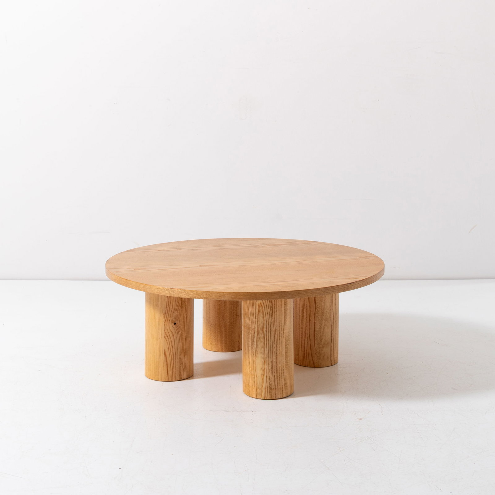 CHARLOTTE PERRIAND (NEL GUSTO DI ): Tavolo basso. Legno di castagno massello. Anni '80. Alt. cm 32 x diam.cm 81 A LOW TABLE IN THE MANNER OG C. PERRIAND Condizioni molto buone. Righe, segni d? usura, Trascurabili mancanze.