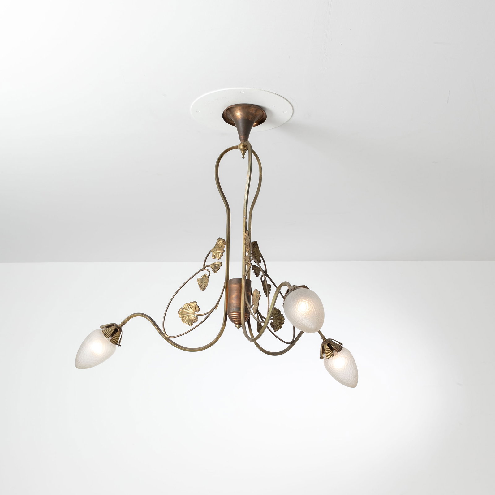 MANIFATTURA ITALIANA: Lampadario. Ottone, rame, fusione in ottone, vetro acidato. Anni '20. cm 90x105 AN ITALIAN CIEILNG LAMP Condizioni molto buone. Righe, segni di usura. lieve ossidazione. trascurabili sbeccature sul bo
