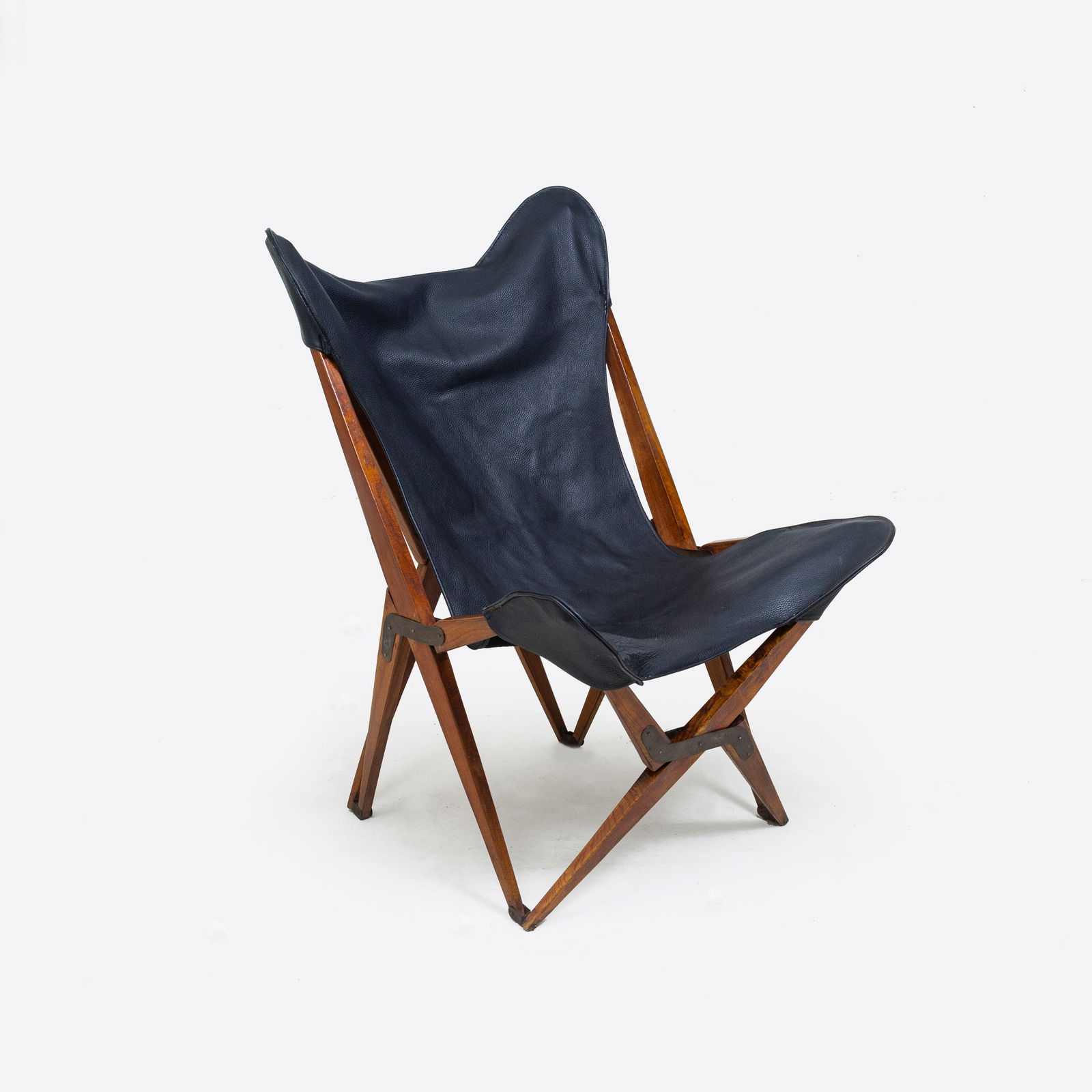 JOSEPH FENDY: Poltrona mod. Tripolina. Legno di faggio, ferro, cuoio. Produzione Paolo Viganò, anni '50. cm 105x74x80 AN ARMCHAIR BY J. FENDY Domus, n. 97, gennaio 1936, p. 56; I. de Guttry, M. P. Maino, Il mo