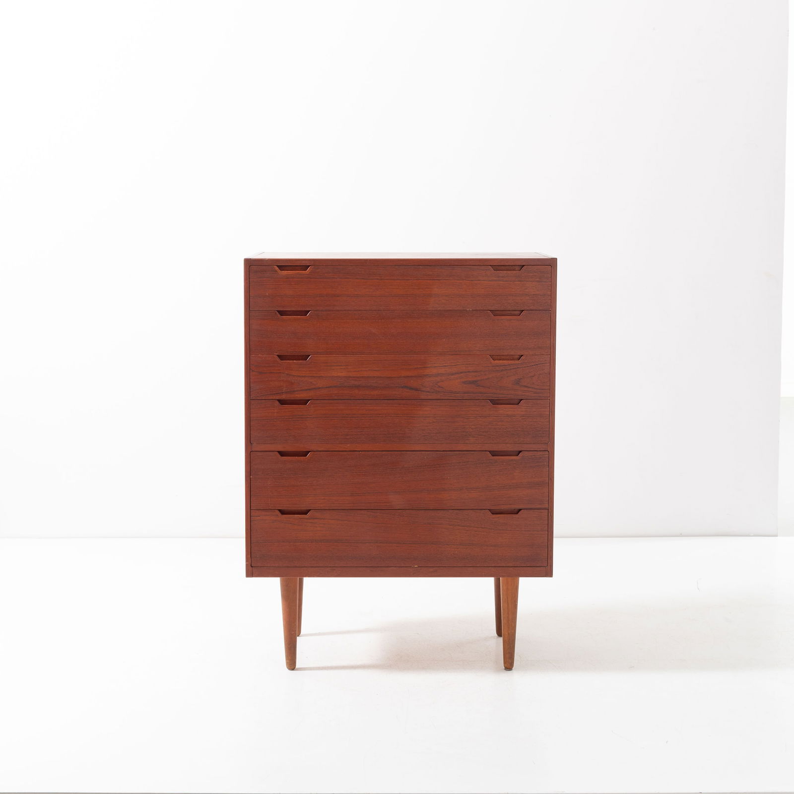 SVEND LANGKILDE: Settimanale. Legno di teak. Produzione Langkilde 1960 ca. cm 198x84x45 ca A CHEST OF DRAWERS BY S. LANGKILDE Buone condizioni generali. Piccole righe, leggeri graffi, normali segni di usura. Piccole m
