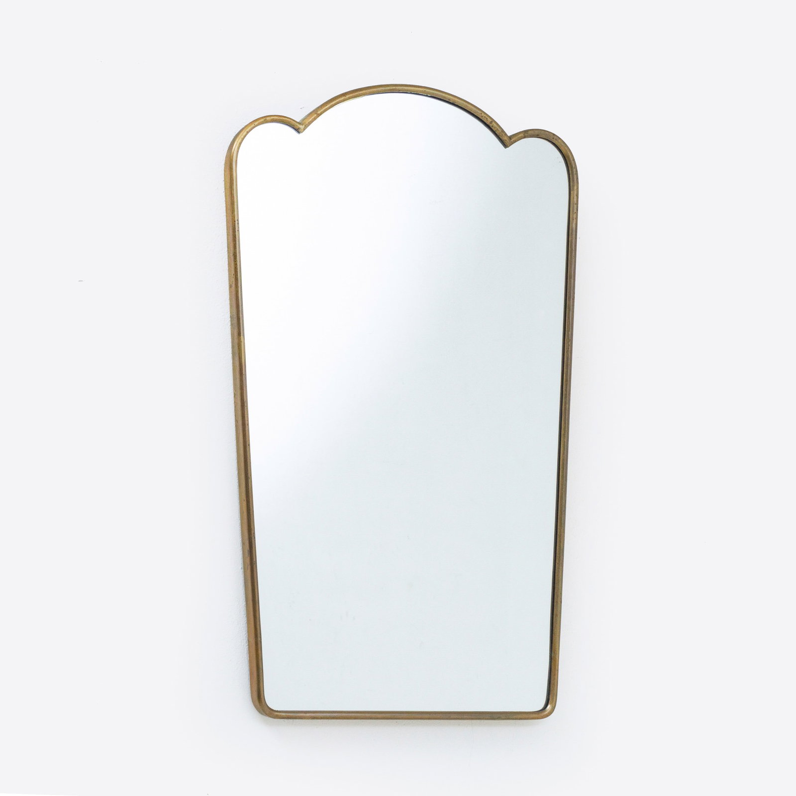 FONTANA ARTE: Specchio. Ottone, vetro specchiato. Marchio impresso della manifattura. Esecuzione Fontana Arte anni '50. cm 87x51x3 A MIRROR BY FONTANA ARTE Buone condizioni. Righe, segni di usura, ossidazione, tras