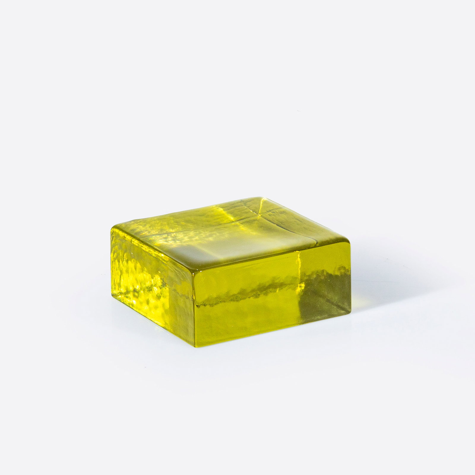 MAZZEGA: Fermacarte. Vetro massiccio battuto. Anni 60. cm 5,5x12x11,5 A PAPERWEIGHT BY MAZZEGA Condizioni molto buone. Piccole righe, segni di usura.