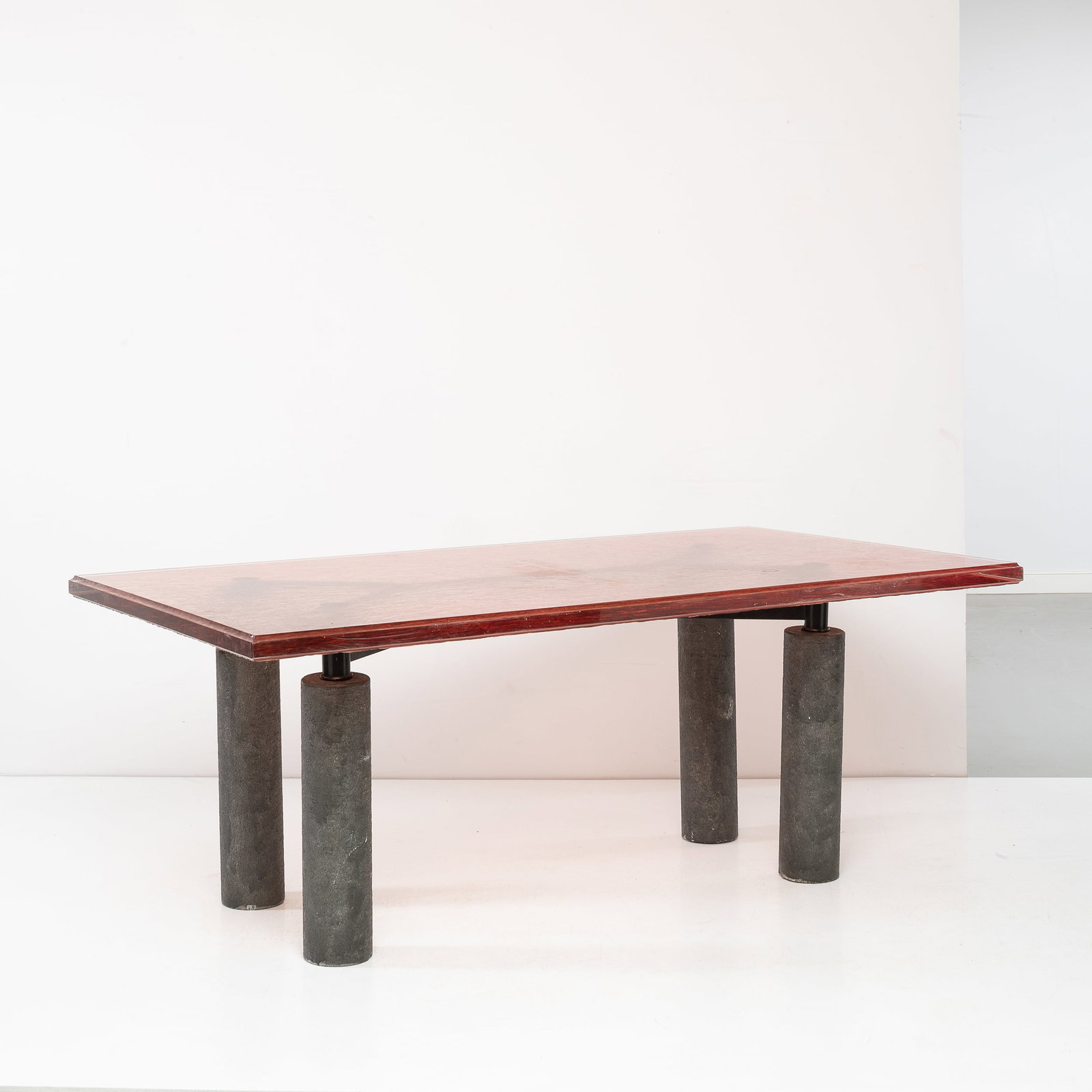 MANIFATTURA ITALIANA: Tavolo. Marmo tornito, metallo verniciato, plexiglass colorato. Italia, fine anni '80. cm 78x203x109 AN ITALIAN TABLE Discrete condizioni. Piccole righe e segni d'usura. Visibili sbeccature sulle gamb