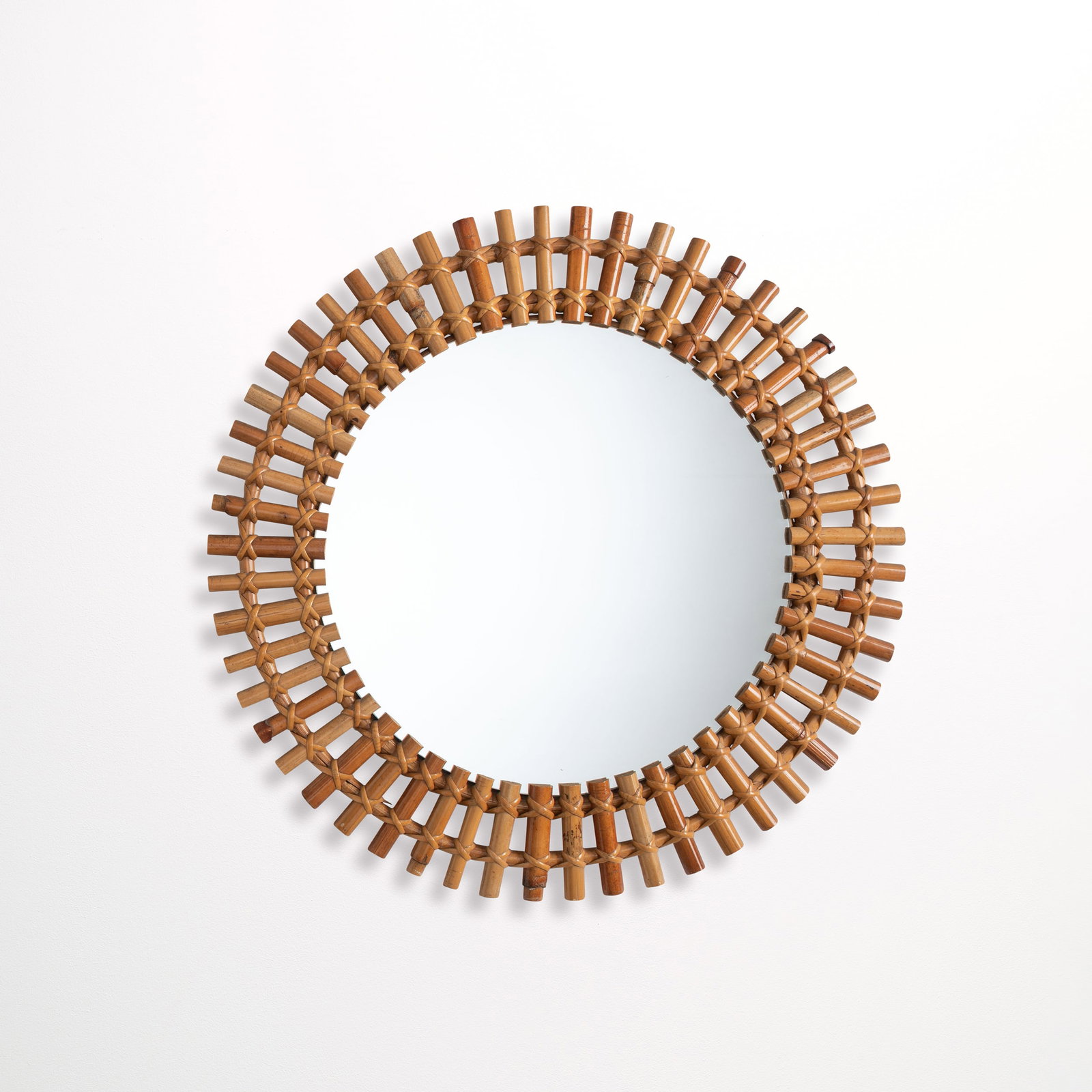 MANIFATTURA ITALIANA: Specchio. Bamboo, canna d'India, midollino intrecciato, cristallo specchiato. Italia anni '60. diametro cm 63 AN ITALIAN MIRROR Buone condizioni generali. Piccole righe, leggeri graffi, normali segni 