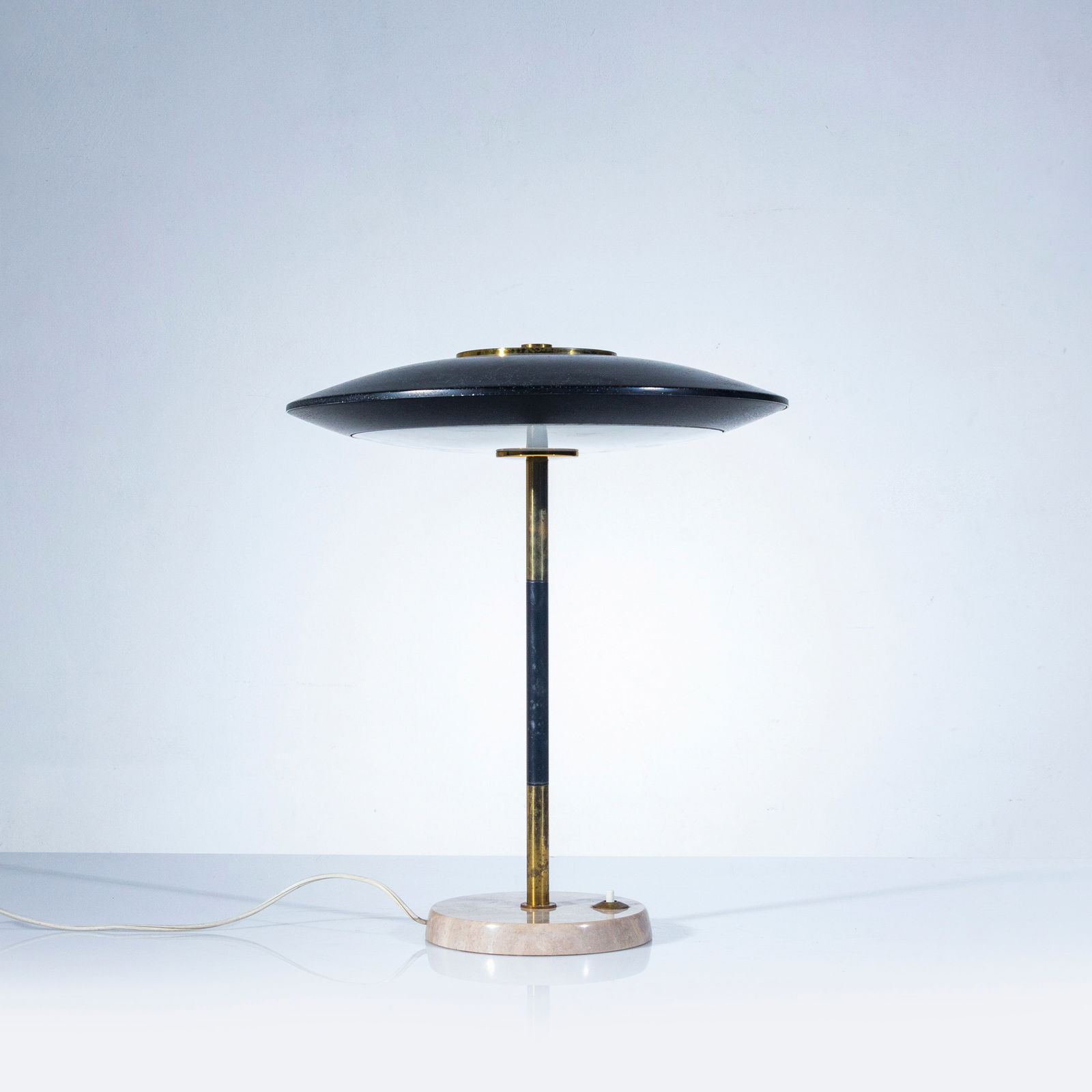 STILUX: Lampada da tavolo. Marmo, ottone, metallo verniciato, perspex opalino. Anni '50. cm 41x36 A TABLE LAMP BY STILUX Buone condizioni. righe, segni di usura, lievi aloni, piccole mancanze, in particolare