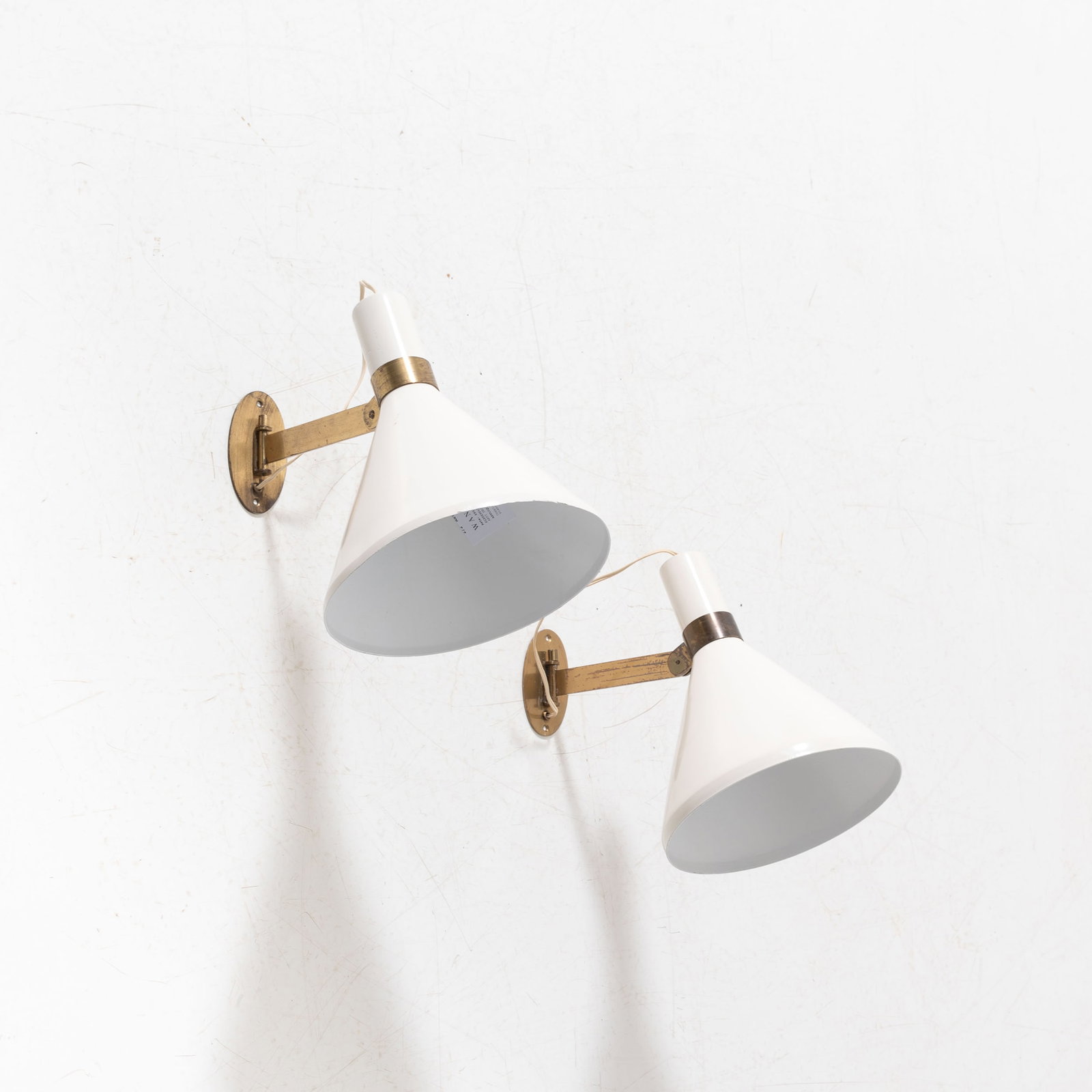 LUMEN: Coppia di lampade da parete. Ottone metallo verniciato. Italia anni '50 cm 20x18x27 A PAIR OF WALL LAMPS BY LUMEN Buone condizioni. Piccole righe, segni d?usura, ossidazione, piccole mancanze. Vernice
