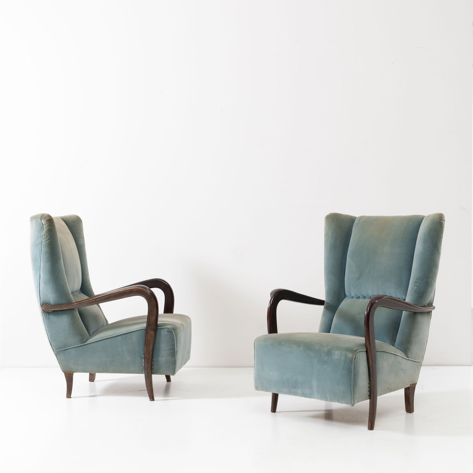 MANIFATTURA ITALIANA: Coppia di poltrone. Legno, tessuto imbottito. Italia, seconda metà anni '50 cm 100x78x68 A PAIR OF ITALIAN ARMCHAIRS Buone condizioni generali. Piccole righe, leggeri graffi, normali segni di usu