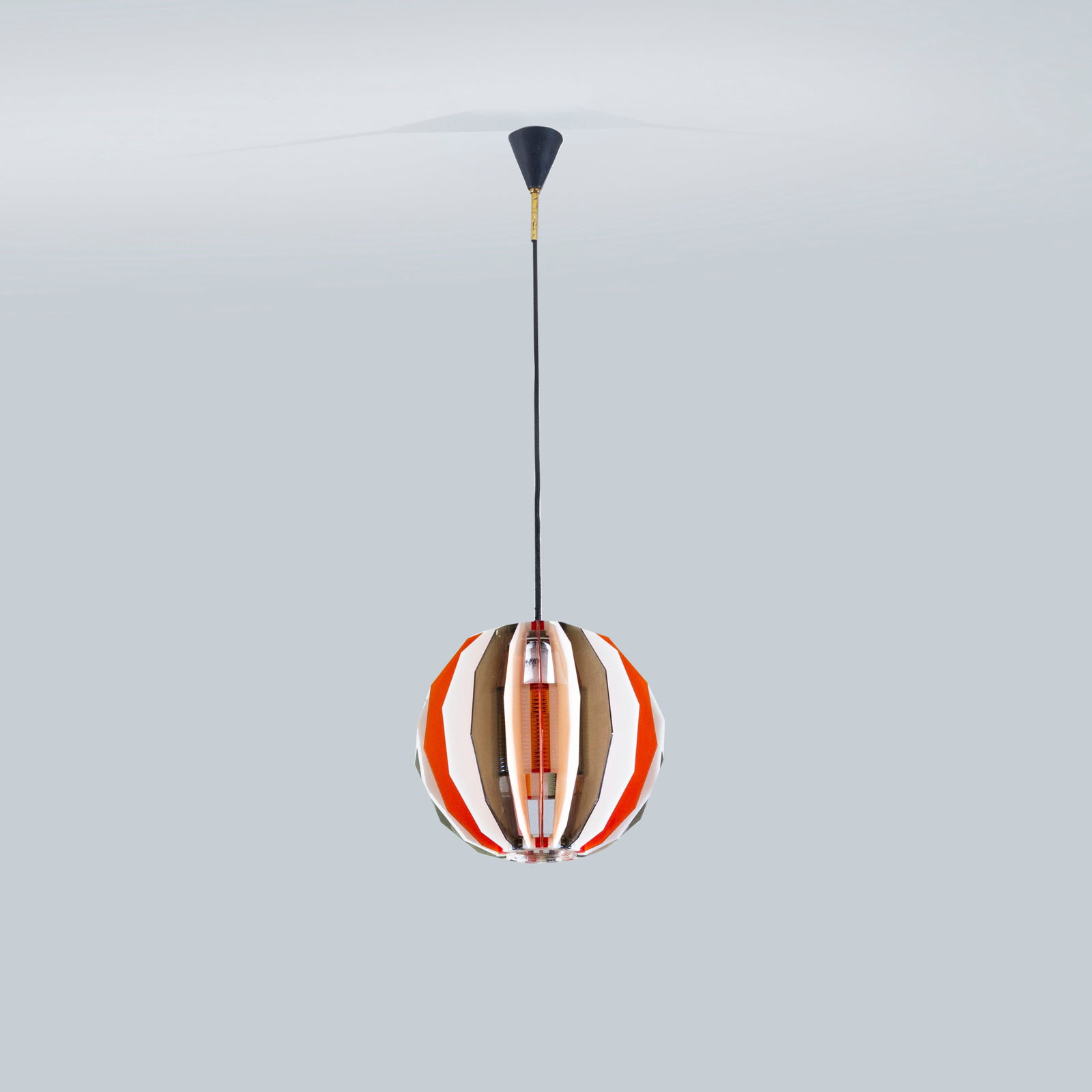 STILUX: Lampadario. Ottone, metallo verniciato, perspex colorato ed opalino. 1960 ca. cm 90x30 A TABLE LAMP BY STILUX Buone condizioni. Righe, segni di usura, piccole mancanze, ossidazione.