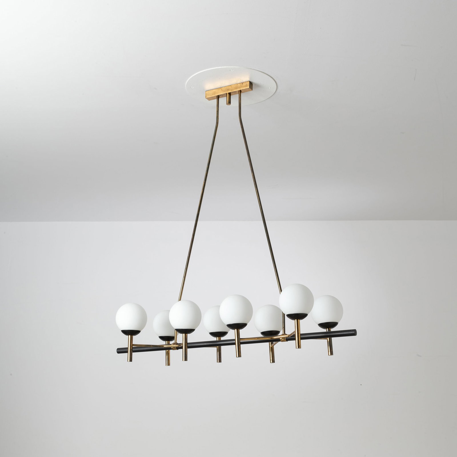 STILNOVO: Lampadario. Ottone, metallo smaltato, vetro opalino. Italia anni '50. cm 108x100x38 A CEILING LAMP BY STILNOVO Condizioni molto buone. Righe , segni d'usura. lieve ossidazione. Vetri sostituiti nel co