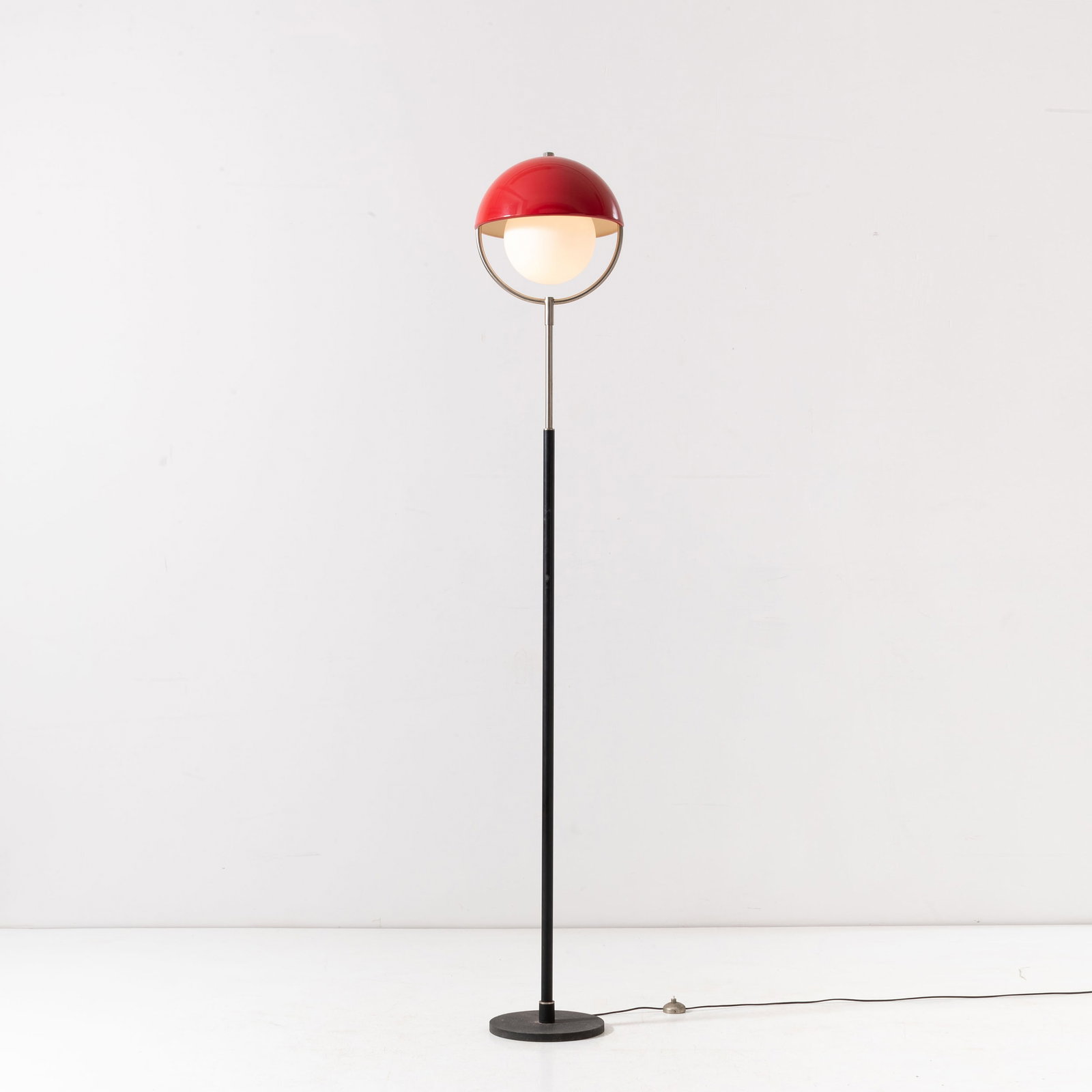 STILNOVO: Lampada da terra mod. 4054. Ghisa goffrata, metallo verniciato, metallo nichelato, alluminio verniciato, vetro opalino satinato. Produzione Stilnovo, prima metà anni '60. Marchio del produttore. 