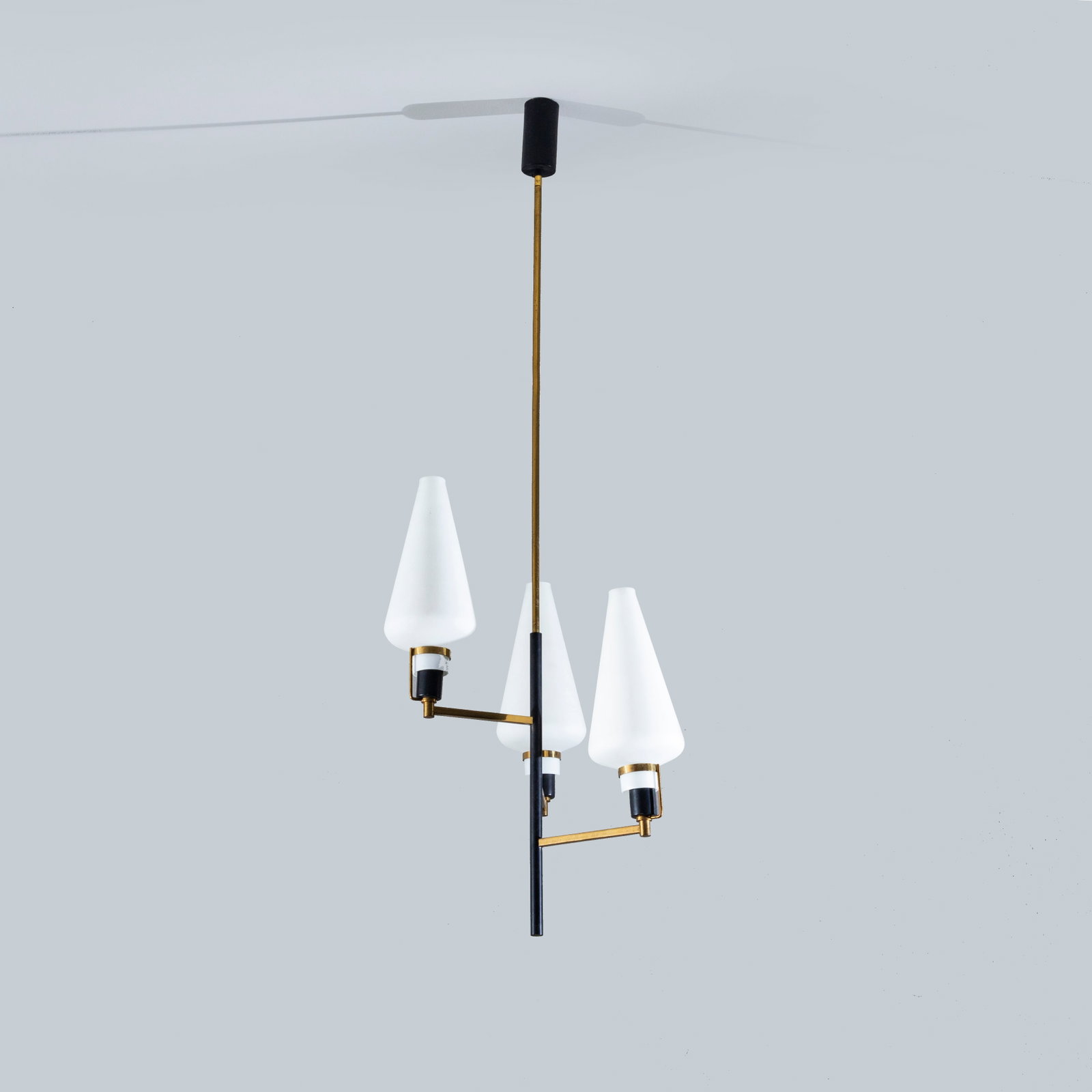 MANIFATTURA ITALIANA: Lampadario. Ottone, metallo verniciato, vetro opalino incamiciato. Anni '50. cm 120x40x40 AN ITALIAN CEILING LAMP Buone condizioni. righe, segni d'usura, piccole mancanze, ossidazione. Piccole sbeccat