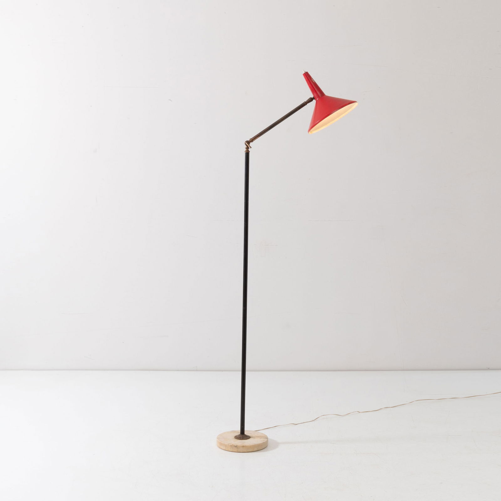 STILUX: Lampada da terra. Marmo, metallo verniciato, alluminio verniciato. Produzione Stilux, seconda metà anni '50. Massima altezza cm 82 A FLOOR LAMP BY STILUX Discrete condizioni generali. Mancanze su